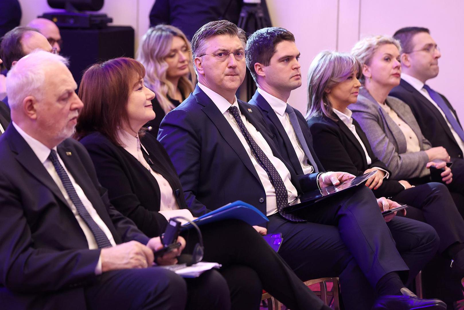 27.02.2023., Zagreb - Predsjednik HDZ-a i Vlade RH Andrej Plenkovic sudjelovao je na konferenciji Put oporavka (Road to Recovery) u organizaciji Klubova zastupnika Europske pucke stranke (EPP) u Europskom parlamentu i Odbora regija te Hrvatske demokratske zajednice. Nakon uvodnih govora potpredsjednika Kluba EPP-a Siegfried Muresana i predsjednika Udruge gradova, gradonacelnika Zeljka Turka, posebnim izlaganjima obratili su se zastupnik Karlo Ressler i potpredsjednica Komisije Dubravka Suica, a sredisnji govor o hrvatskom planu oporavka i otpornosti odrzao je predsjednik Vlade Andrej Plenkovic.  Photo: Goran Stanzl/PIXSELL