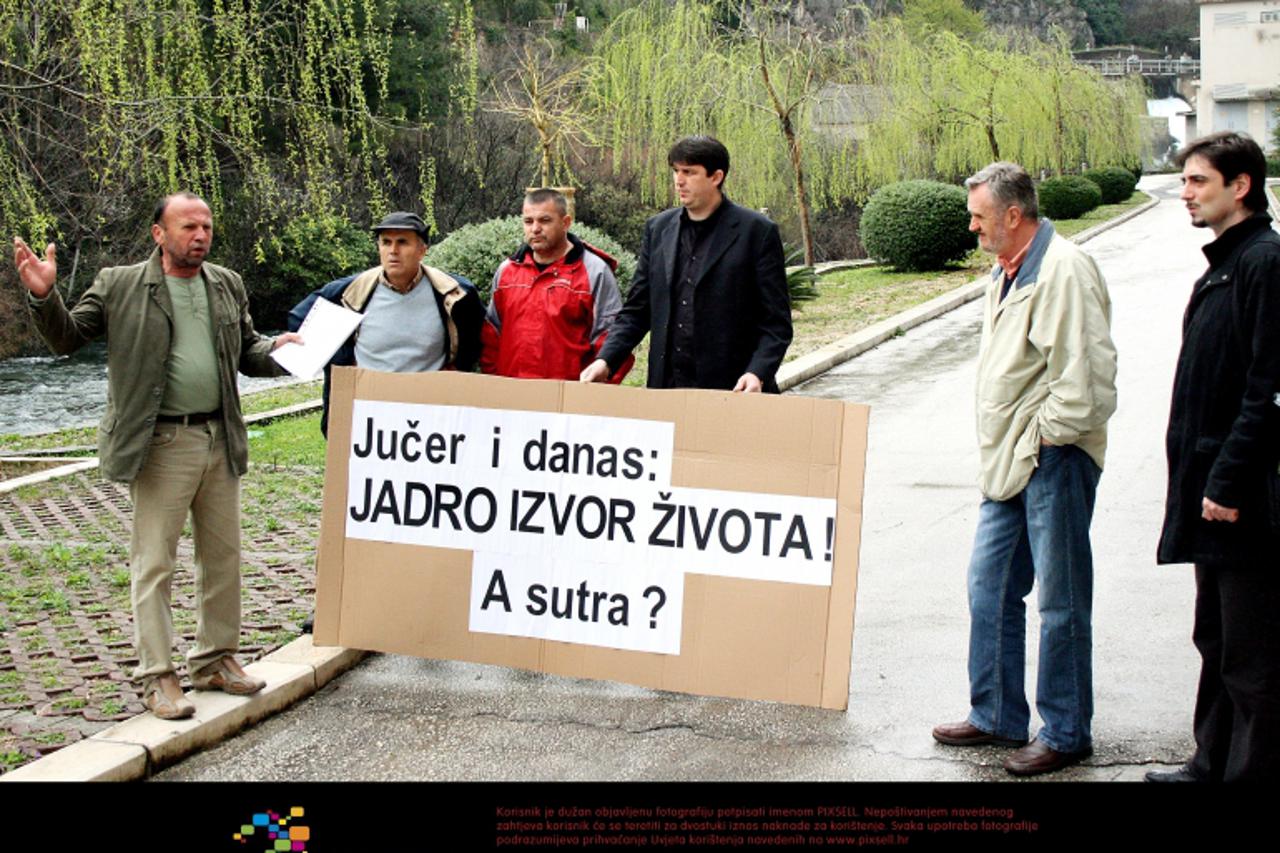 '22.03.2010., Split, Hrvatska - Udruga Rast povodom Svjetskog dana voda odrzala je kratki prosvjed upozorenja ispred izvora Jadro da upozori da ce otpad iz Lecevice zavrsiti u Jadru.  Photo: Ivana Iva