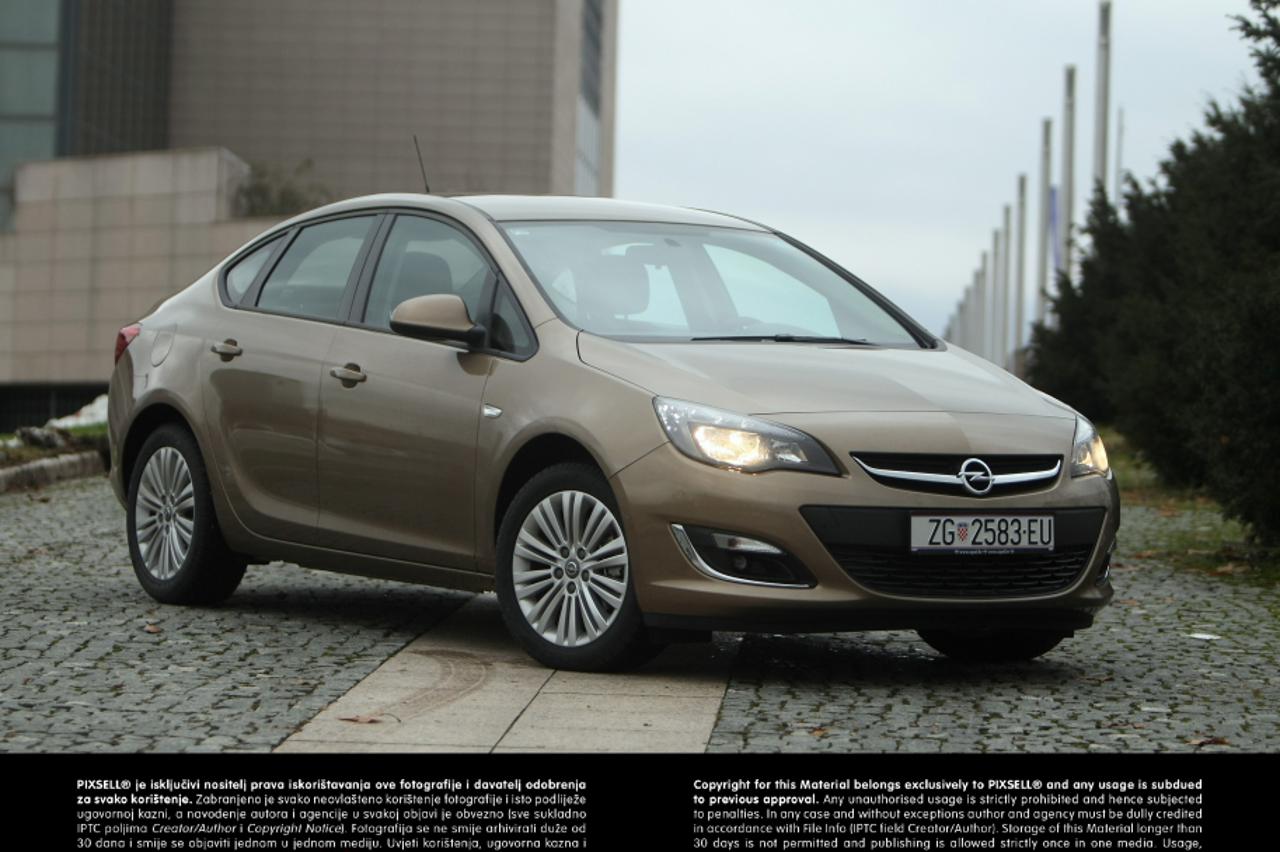 opel astra sedan (1)