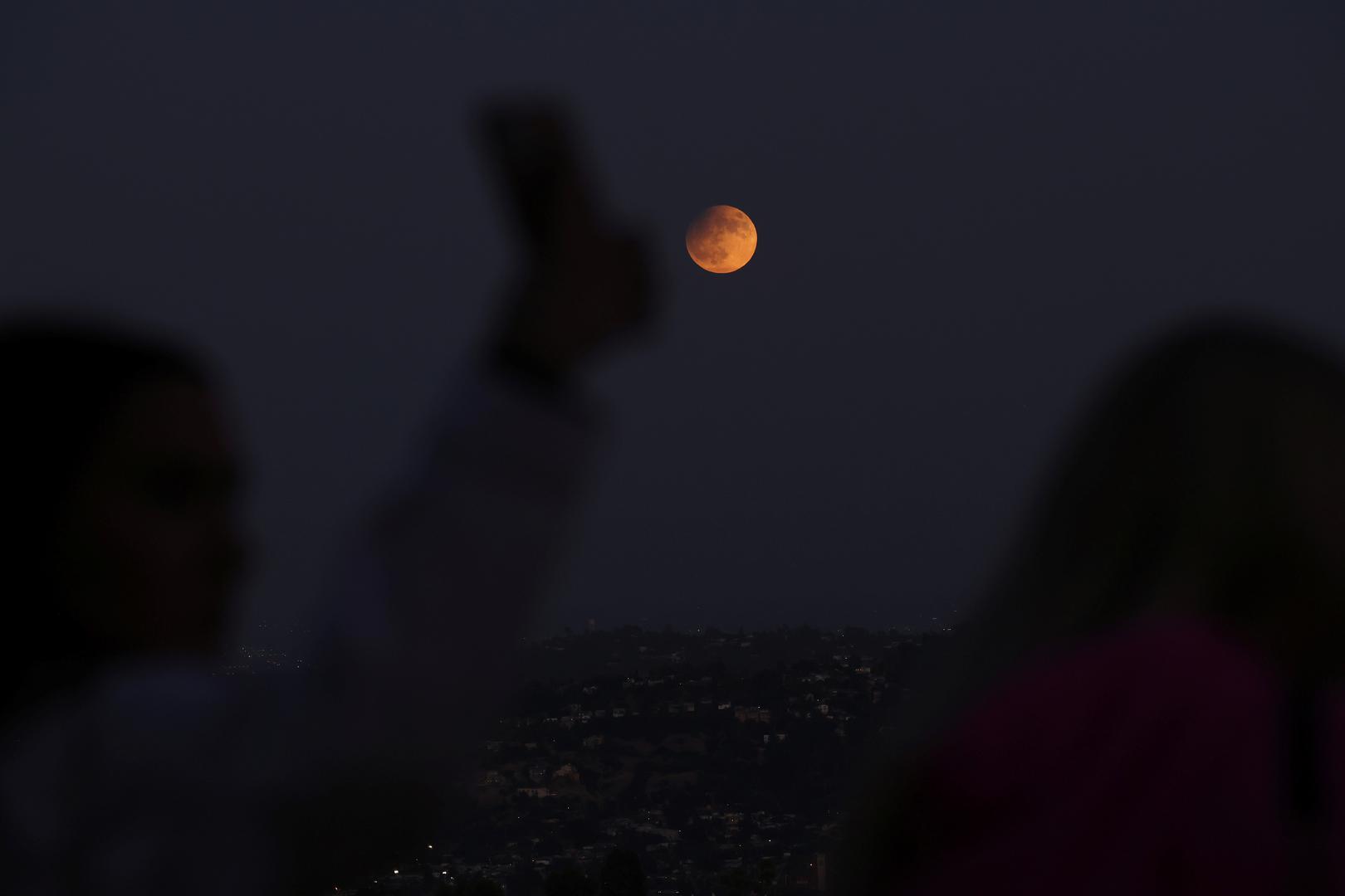 Los Angeles je imao poseban ugođaj uz djelomičnu lunarnu pomrčinu supermjeseca.