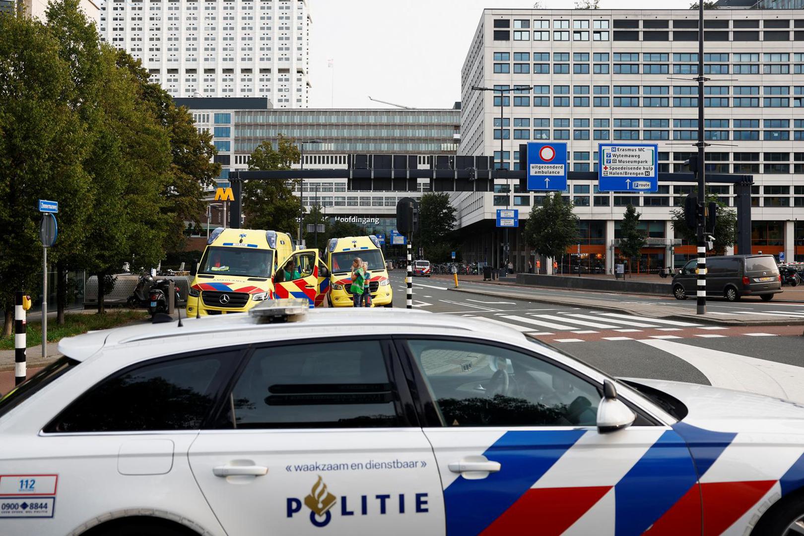 Members of emergency services work at the area, near a medical center, after Dutch police arrested a suspect after a shooting in Rotterdam, Netherlands, September 28, 2023. REUTERS/Piroschka van de Wouw Photo: Piroschka van de Wouw/REUTERS