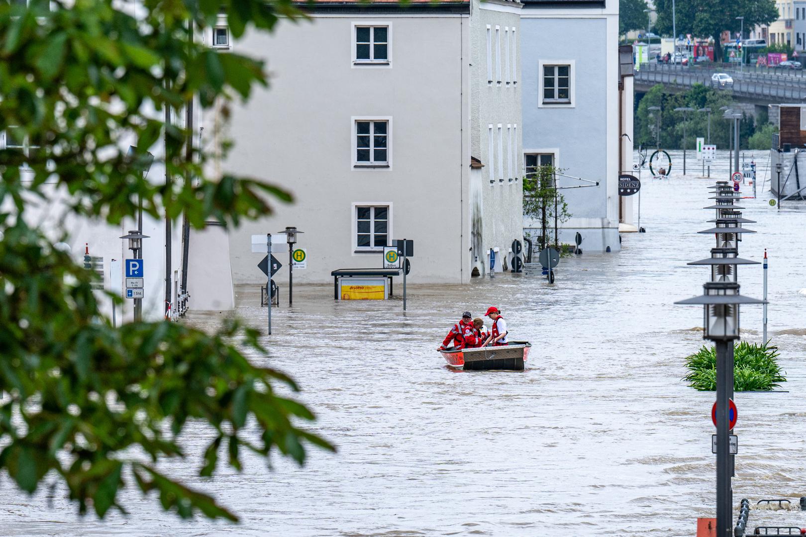 Financijska šteta zbog nastalih poplava je ogromna, a obnova će koštati milijarde. Primjerice, u ljeto 2021. dolinu njemačke rijeke Ahr pogodile su razorne poplave. Život je izgubilo 135 ljudi, a prema procjenama njemačke vlade, materijalna šteta u tom području iznosi više od 30 milijardi eura.