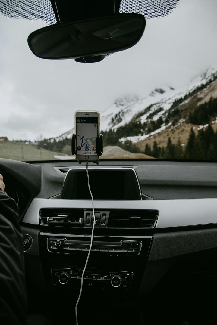 Punjač za mobitel koji se može spojiti u automobilu također je jedna od neophodnih stvari koje bi svaki vozač trebao imati. Zapne li automobil u snijegu, a baterija mobitela je prazna, punjačem lako možemo riješiti problem kontaktiranja hitnih službi. 