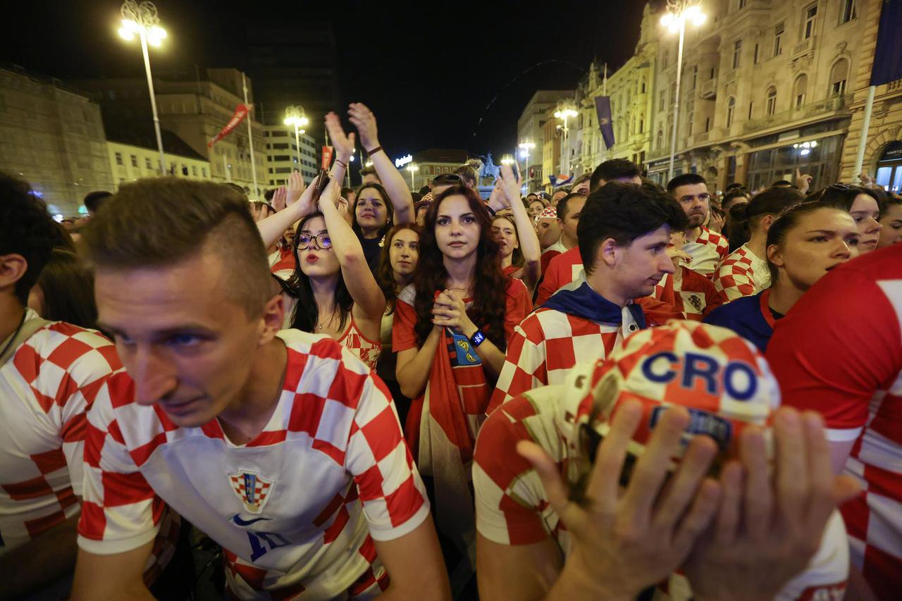 Zagreb: Navija?i na Trgu bana Josipa Jela?i?a gledaju utakmicu