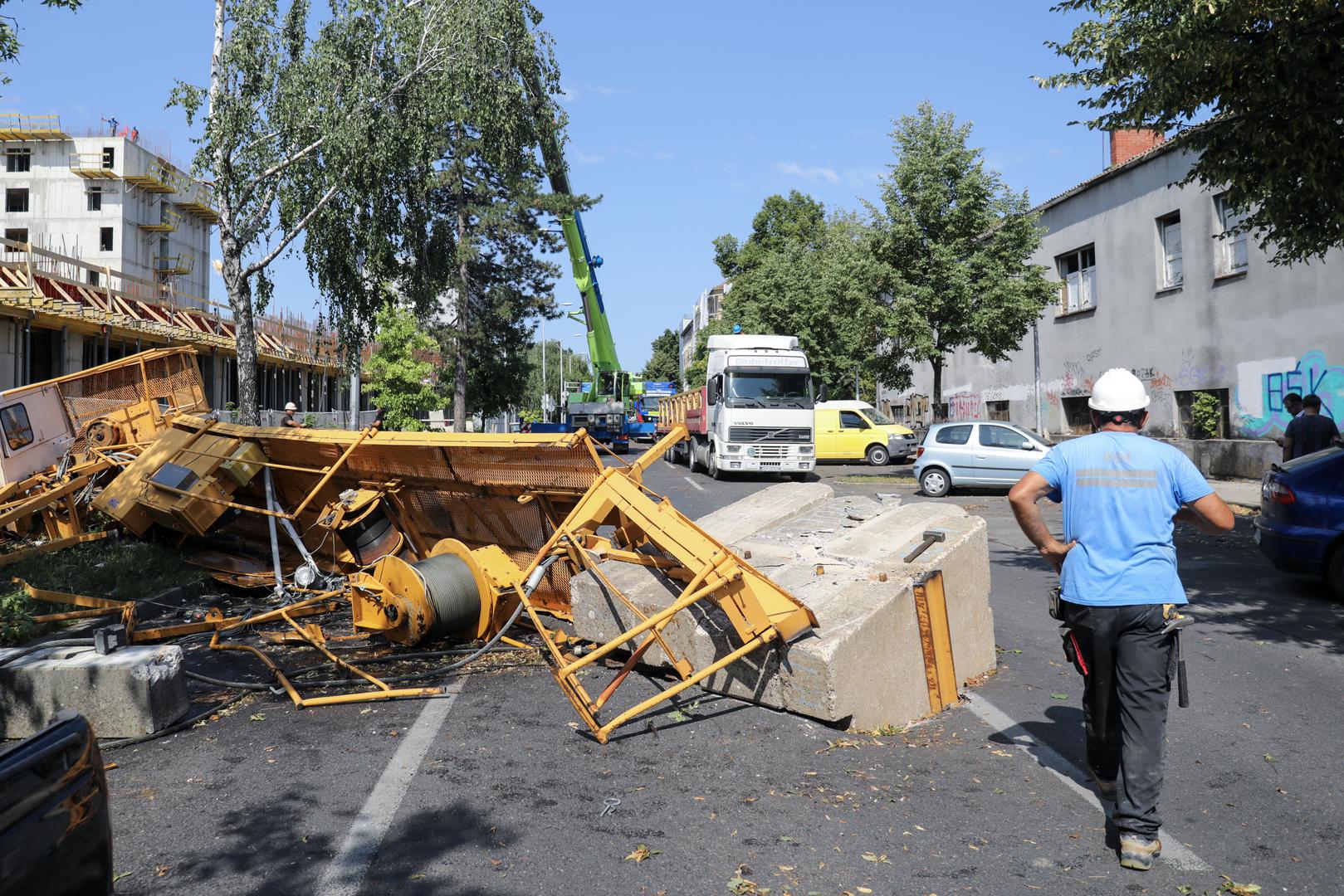 20.07.2023., Zagreb, Hrvatska - Uslijed strasnog nevremena i oluje u Prilazu baruna Filipovica pala je dizalica koja se ukopala u cestu. Photo: Emica Elvedji/PIXSELL