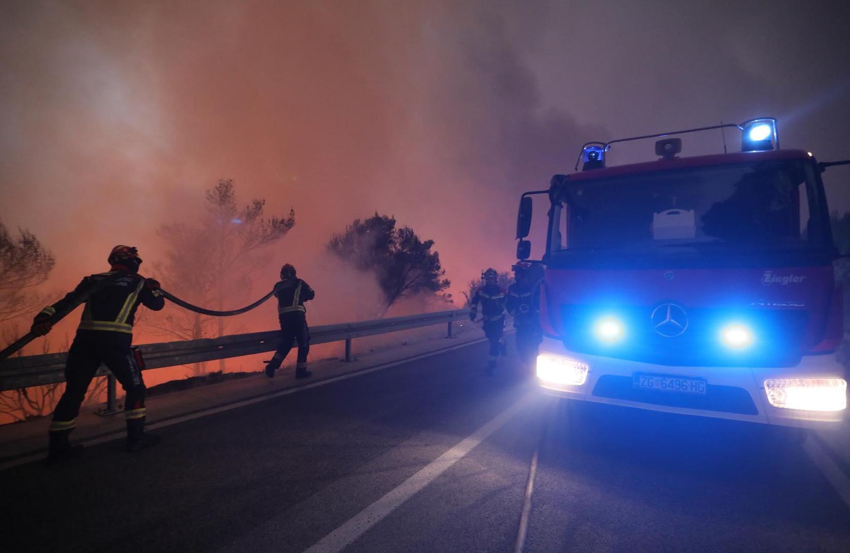 Mještani kažu kako su se cijelu noć duž požarišta čule jake detonacije, a Goran Bušelić iz DVD-a Tučepi za Hrvatski radio je rekao kako se radilo o "eksplozijama od plinskih boca iz starih vozila koja su napuštena"