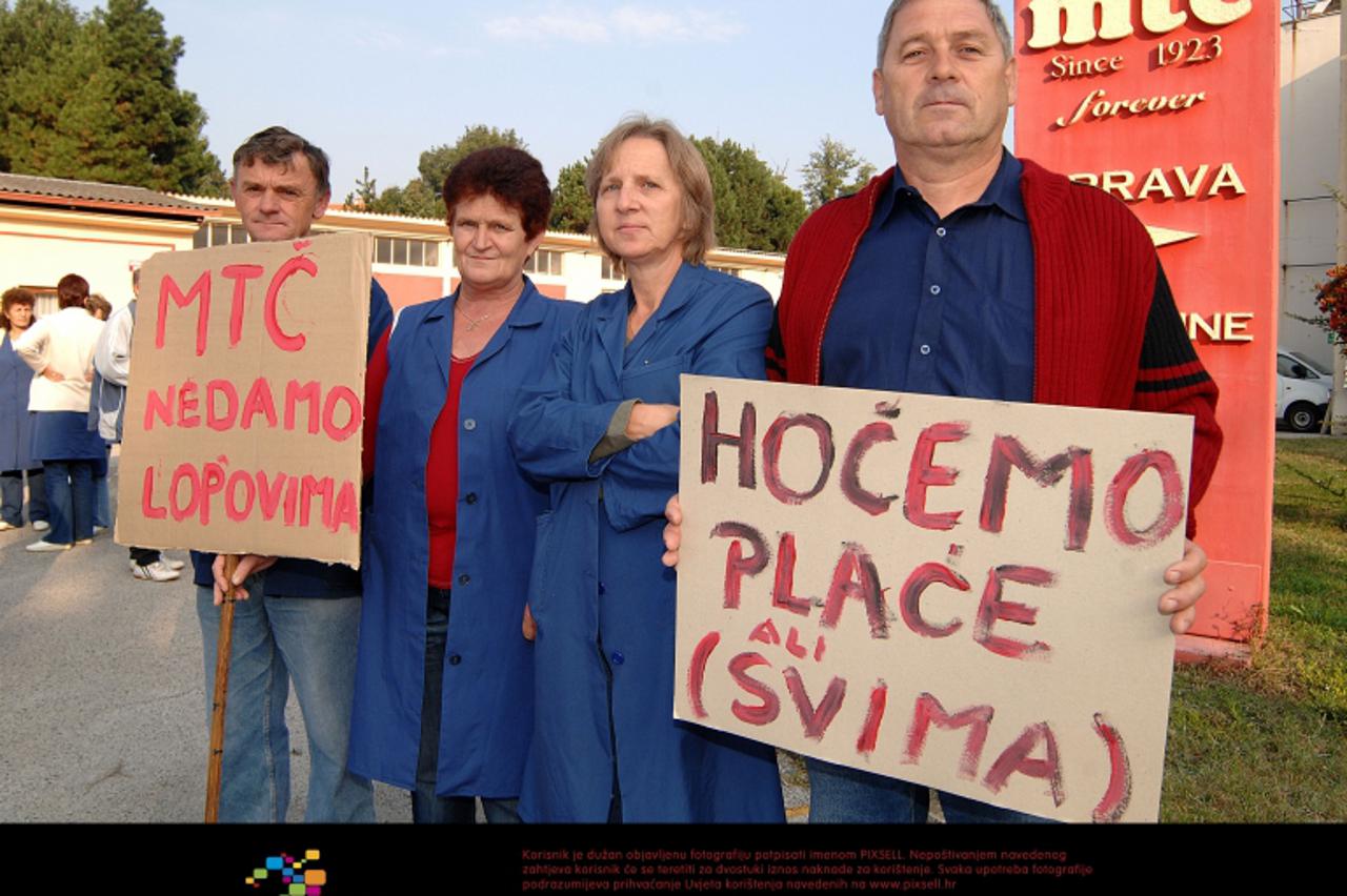 '28.09.2009., Cakovec - Strajk MTC-a se nastavlja. Radnici cekaju direktora, ali on zasad ne dolazi. Supruznici Posavec i Kraljic zajedno rade u MTC-u.  Photo: Vjeran Zganec-Rogulja/VLM/PIXSELL'