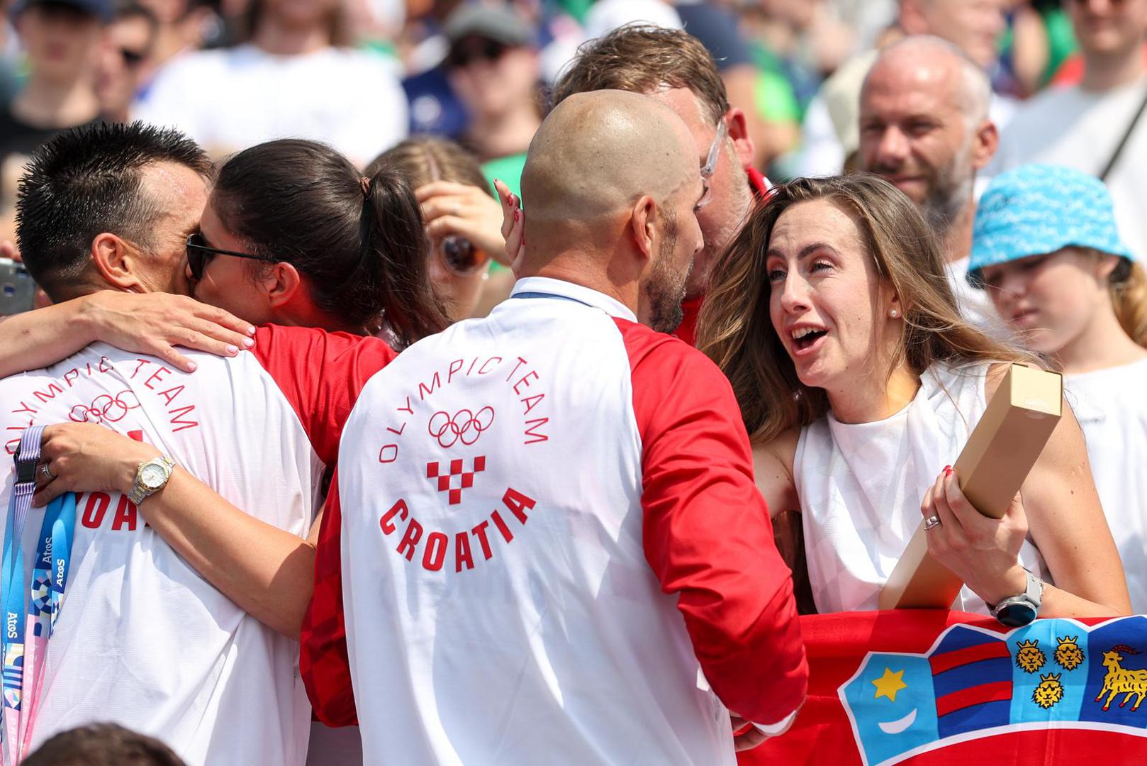 Valent, koji danas slavi i 36. rođendan, u braku je lijepom Splićankom Antonelom. Par se upoznao na dodjeli sportskih nagrada na kojima se Antonela sasvim slučajno zatekla i tijekom domjenka nakon dodjele počeli su razgovarati i tako je počela njihova ljubavna priča. Vjenčali su se 2017. godine u crkvi sv. Antuna Padovanskog.