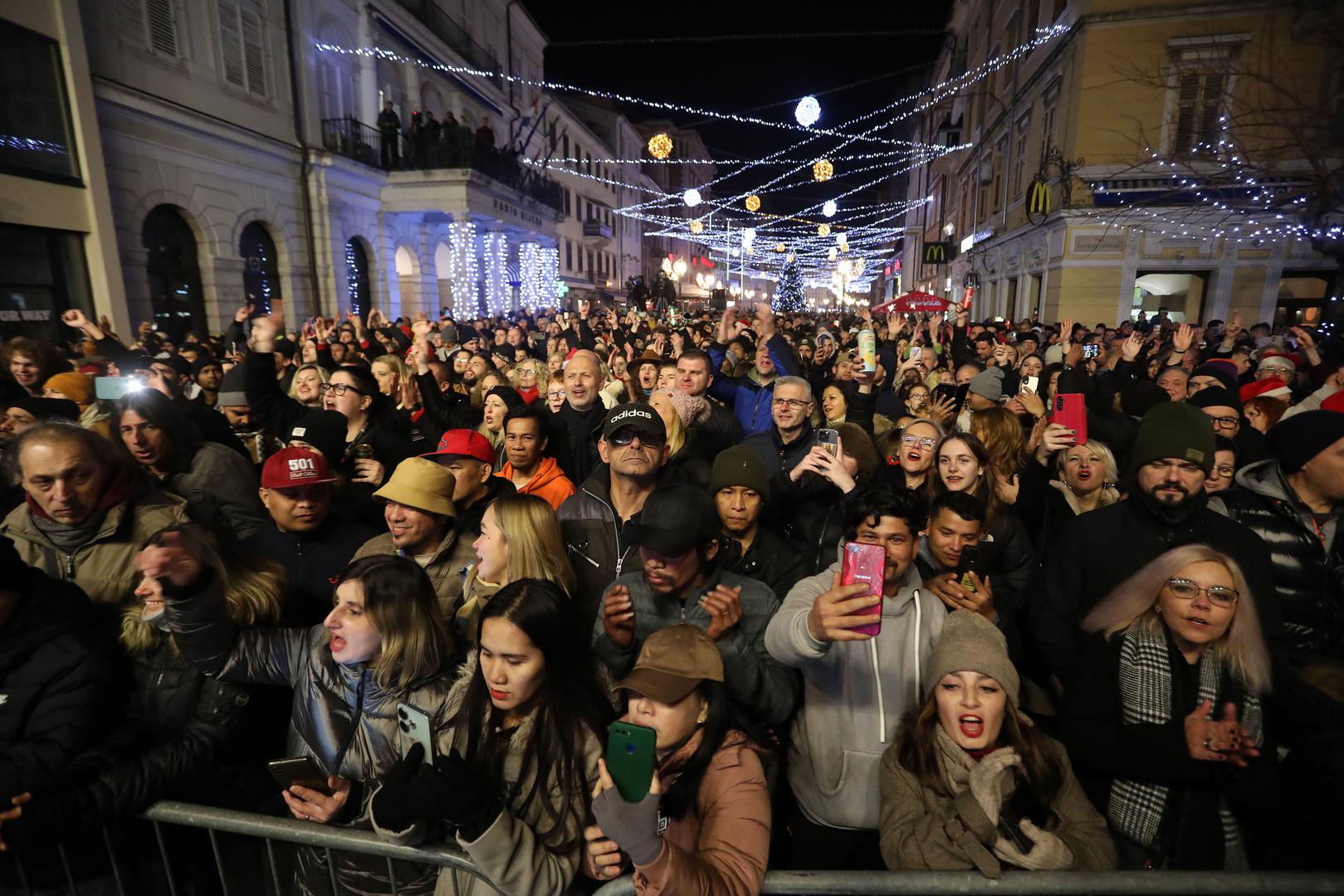 "Drage Riječanke i Riječani, sretna vam, vesela i zdrava 2025. godina, volite se, grlite se i ljubite se, poručio je Filipović. 