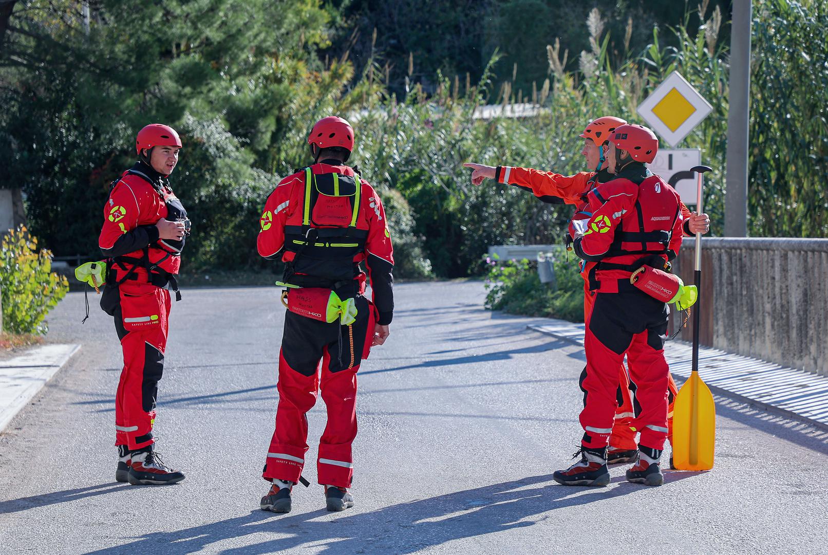 Socijalna povezanost i prevencija usamljenosti: Volonterske aktivnosti pružaju izvrsnu priliku za upoznavanje novih ljudi i stvaranje dugotrajnih prijateljstava. Kroz zajedničke aktivnosti s drugim volonterima razvijaju se čvrste društvene veze, što je posebno važno za starije osobe ili one koji su se nedavno preselili u novo područje. Znanstvena istraživanja pokazuju da su aktivni volonteri značajno manje skloni socijalnoj izolaciji.