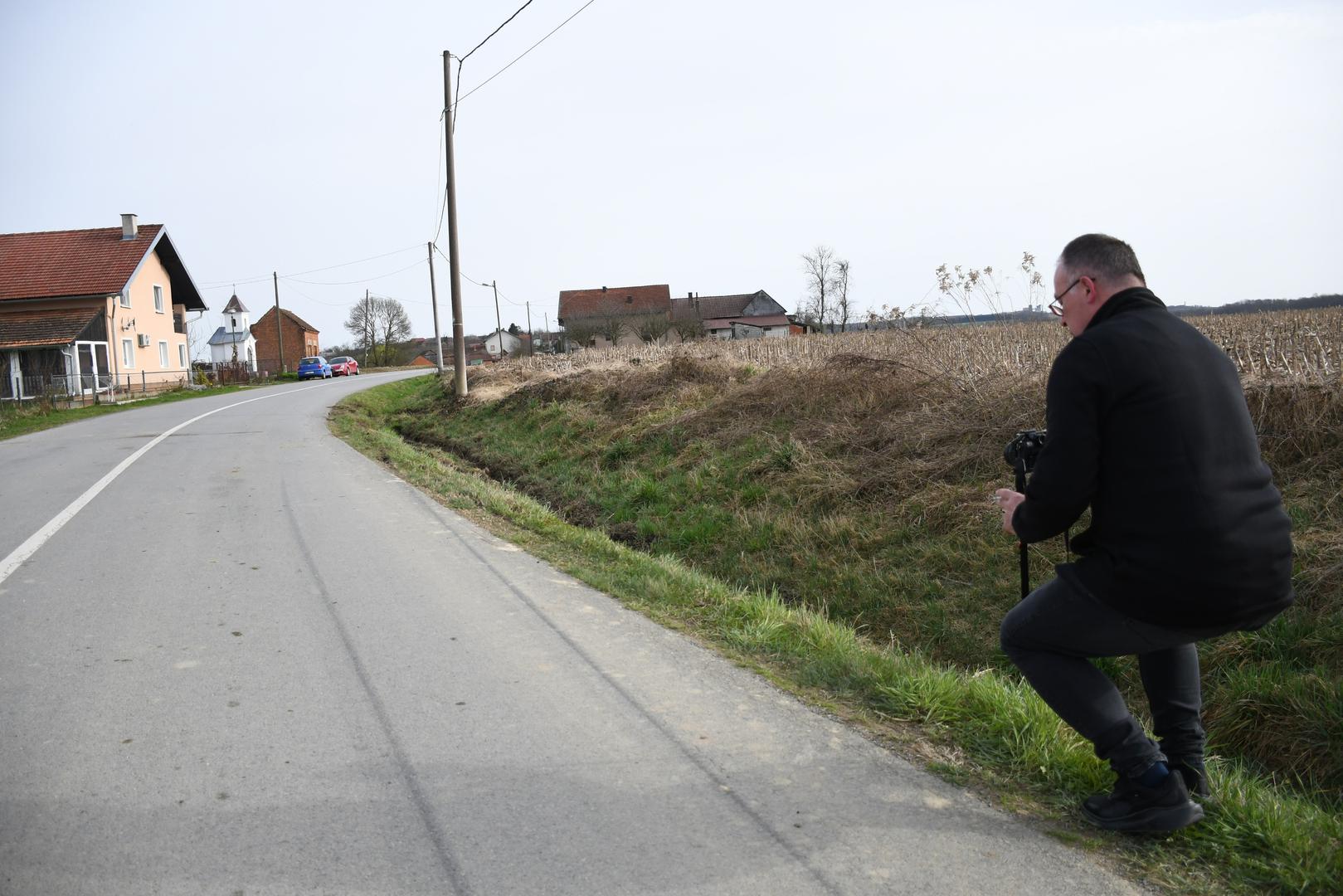 04.03.2024., Siscani - Putni jarak i rasvjetni stup u mjestu Siscani pored Cazme gdje je sletio autobus pun skolske djece. Srecom nema ozlijedjenih, a autobus je ekspresno uklonjen sa zavojitog ijela ceste.   Photo: Damir Spehar/PIXSELL