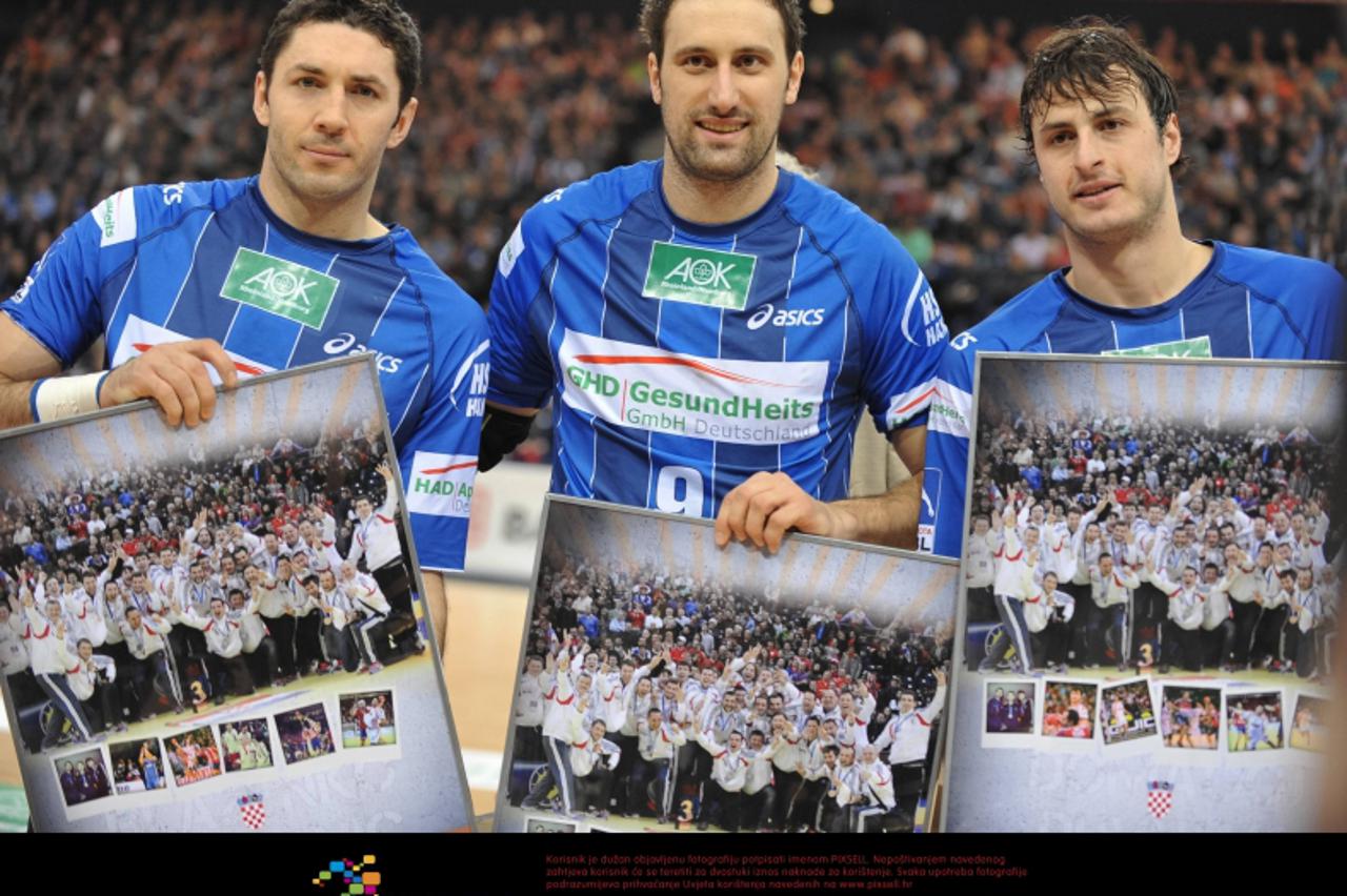 '08.02.12, O2 World, Hamburg, GER, HBL,  HSV Hamburg vs Fuechse Berlin, im Bild Blazenko Lackovic (Hamburg #06), Igor Vori (Hamburg #09) und Domagoj Duvnjak (Hamburg #04) werden als Gewinner der Bronz