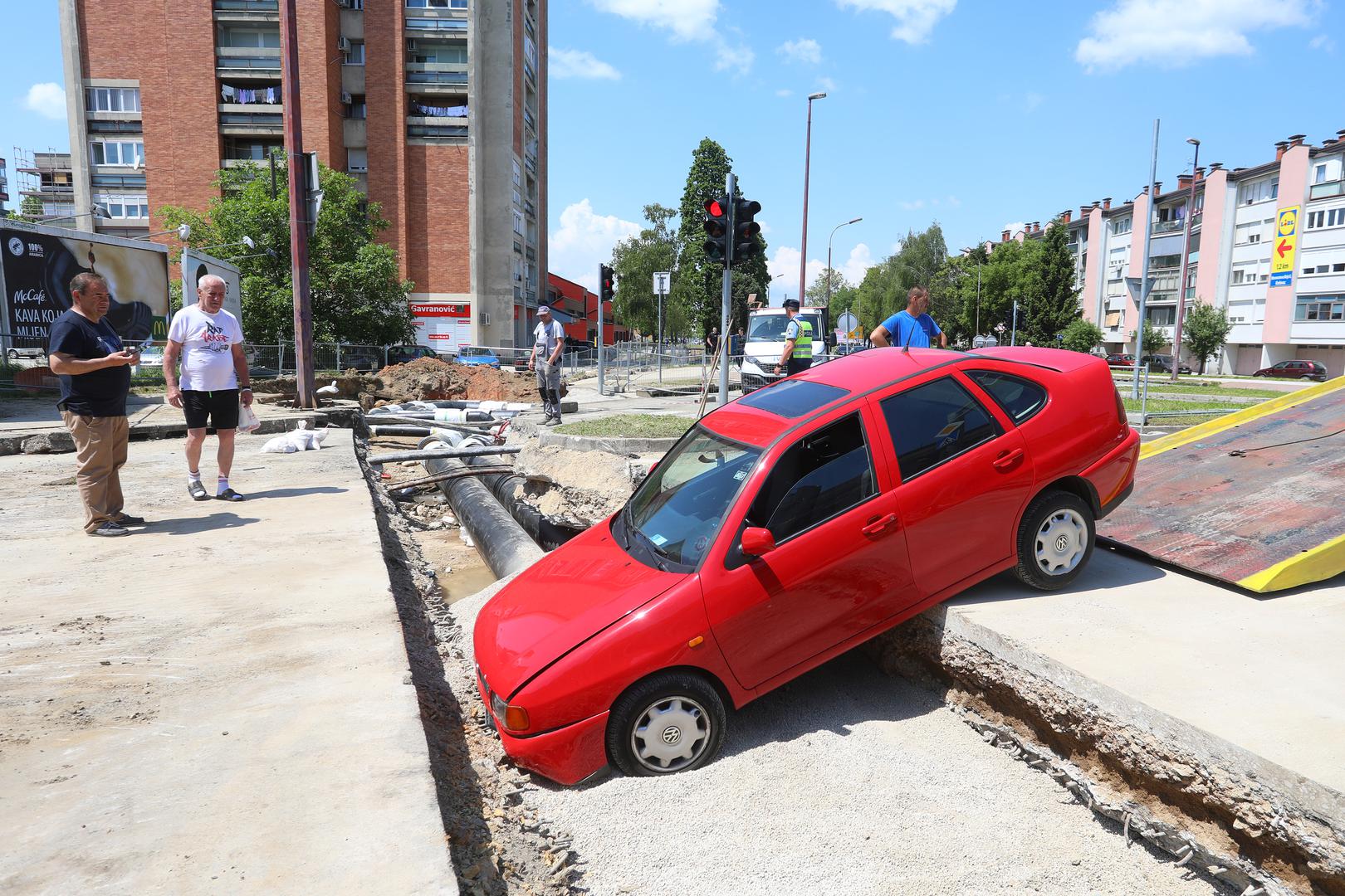 23.05.2023., Karlovac - Na uglu Senjske i Smiciklasove ulice  danas oko 13 sati stariji vozac ne postujuci zabranu prolaska usao je na gradiliste i osobnim automobilom uletio u prokopani jarak. 
 Photo: Kristina Stedul Fabac/PIXSELL