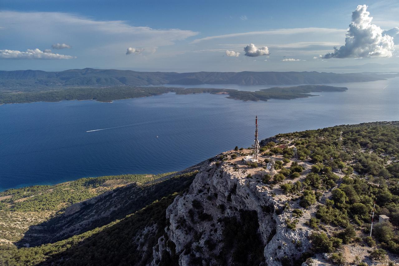 Pogled iz zraka na Supetar, najveće mjesto na otoku Braču