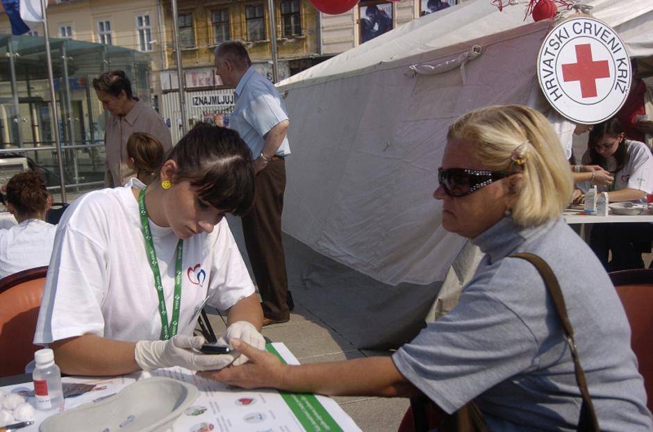 'slavonija,27.09.2009,osijek,hrvatska,crveni kriz na sredisnjem osjeckom trgu gradjanima mjerio tlak i secer u krvi  Photo: Marko Mrkonjic/VLM'