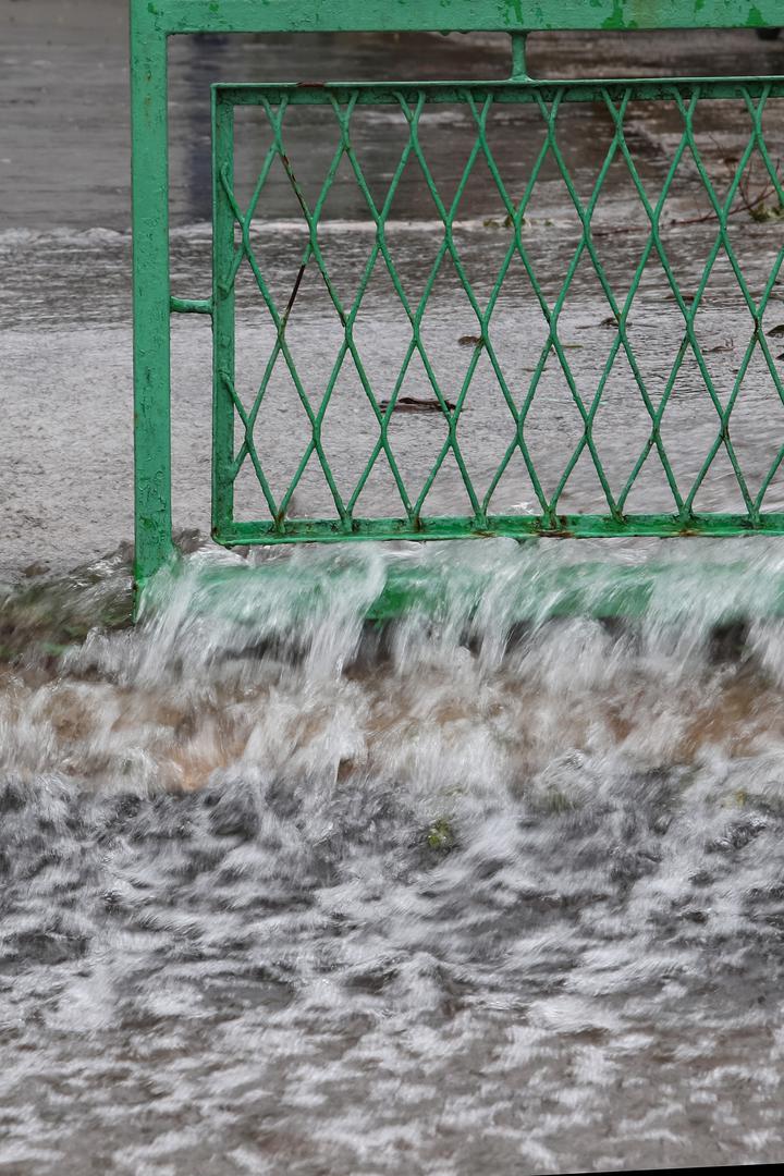 11.03.2024., Zadar - U Zadru je palo 164 litre kise po cetvronom metru u zadnja 24 sata. To predstavlja rekordnu kolicinu na toj mjernoj postaji u ozujku otkad postoje mjerenja. Do sad je evidentirana 21 tehnicka intervencija, u tijeku ih je 12, a nove dojave gradjana neprestano stizu. Photo: Sime Zelic/PIXSELL