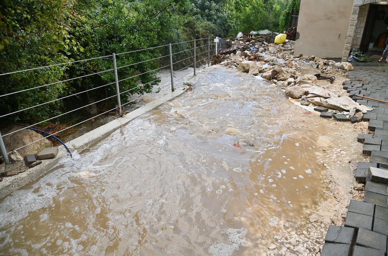 05.10.2024., Podgora - Jako nevrijeme gdje je palo do 140 litara kise po cetvornom metru strovilo je bujice na ulicama Podgore. Photo: Matko Begovic/PIXSELL