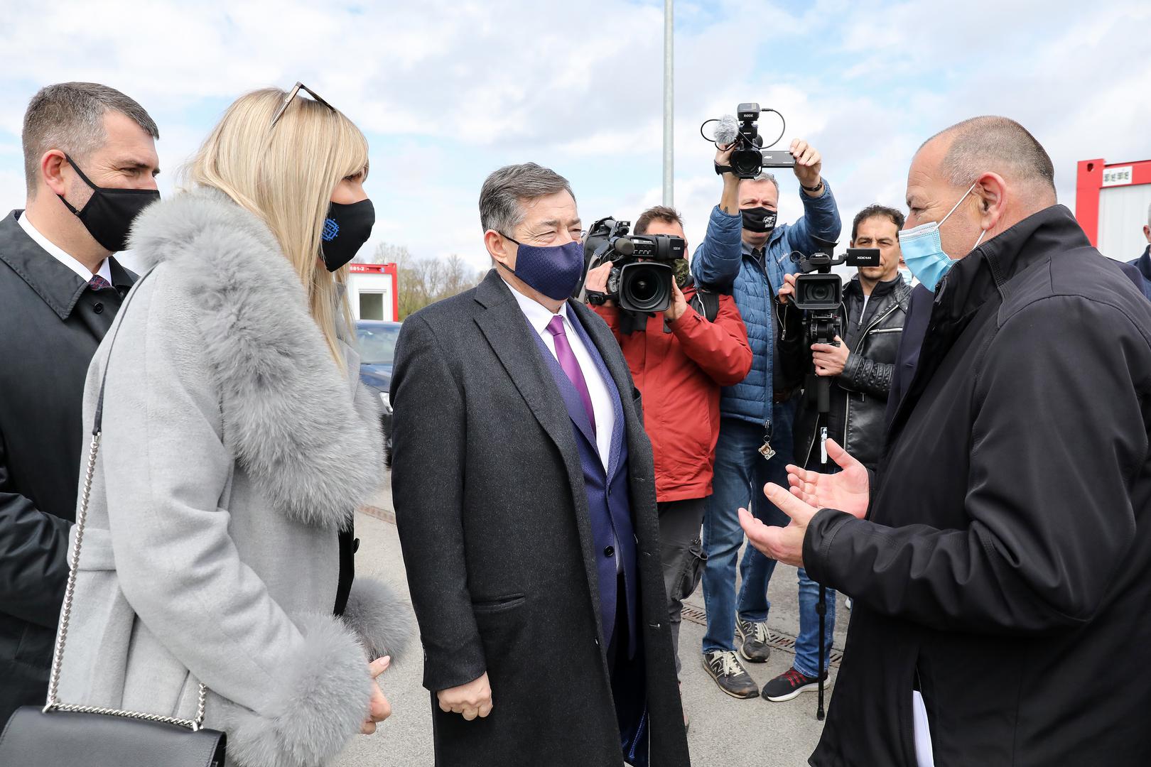 20.04.2021., Lekenik - Primopredaja 120 kontejnera, koje ce hrvatskim vlastima pomoci da sto bolje odgovore potrebama izazvanim potresom koji je mnoge gradjane ostavio bez doma. Lorinc Meszaros, madjarski poduzetnik koji je sa svojim partnerima osigurao ovu donaciju vrijednu milijun kuna, Tomo Medved, potpredsjednik Vlade i nacelnik Stozera Civilne zastite za otklanjanje posljedica potresa.
Photo: Emica Elvedji/PIXSELL