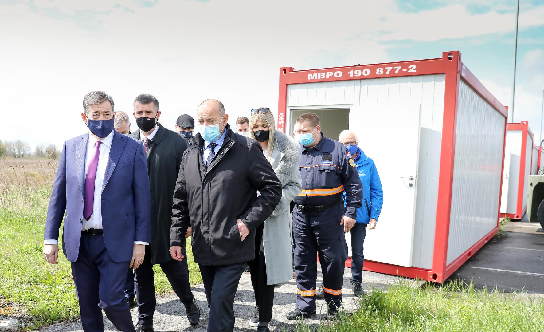 20.04.2021., Lekenik - Primopredaja 120 kontejnera, koje ce hrvatskim vlastima pomoci da sto bolje odgovore potrebama izazvanim potresom koji je mnoge gradjane ostavio bez doma. Lorinc Meszaros, madjarski poduzetnik koji je sa svojim partnerima osigurao ovu donaciju vrijednu milijun kuna, Tomo Medved, potpredsjednik Vlade i nacelnik Stozera Civilne zastite za otklanjanje posljedica potresa.
Photo: Emica Elvedji/PIXSELL