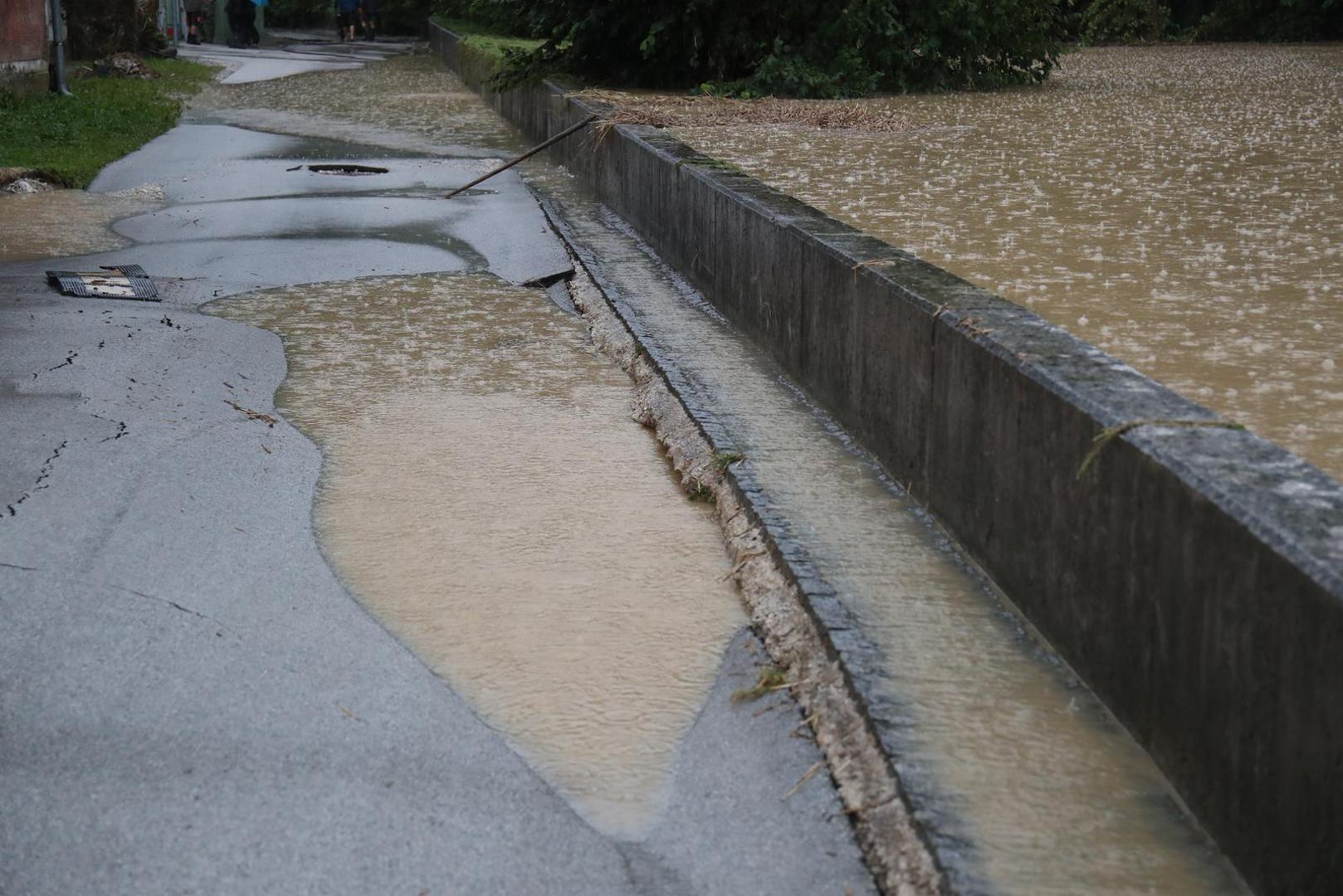 04.08.2023., Menges, Slovenija - Stanovnici i vatrogasci bore se s posljedicama velike poplave Photo: Matija Habljak/PIXSELL