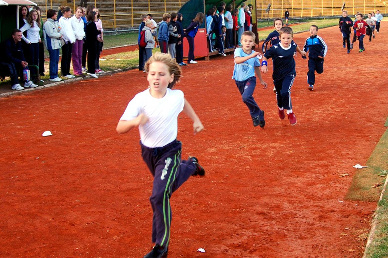 'sisak - 19.10.2009., Sisak - Na sisackom jesenjem krosu sudjelovlo tek 300-tinjak ucenika. Photo:Nikola Cutuk/VLM'