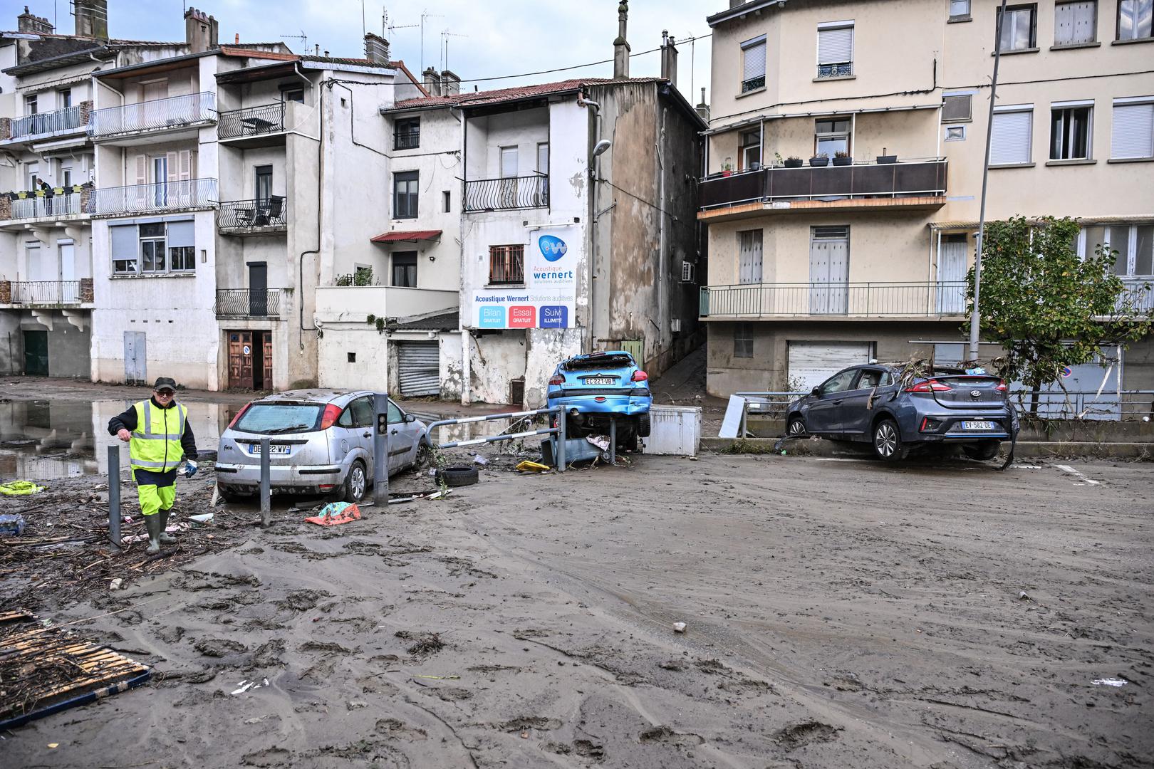 U petak ujutro suočili su se s razornim posljedicama i čišćenjem, a vojska će se pridružiti radovima. 