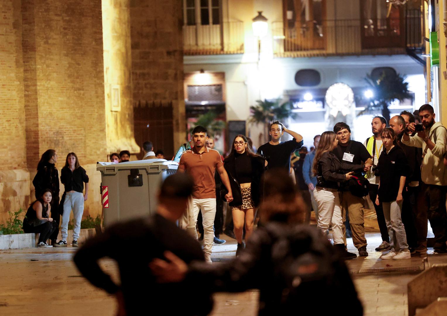 People look on during a protest against Valencia's regional leader Carlos Mazon and the management of the emergency response to the deadly floods in eastern Spain, in Valencia, Spain, November 9, 2024. REUTERS/Eva Manez Photo: Eva Manez/REUTERS