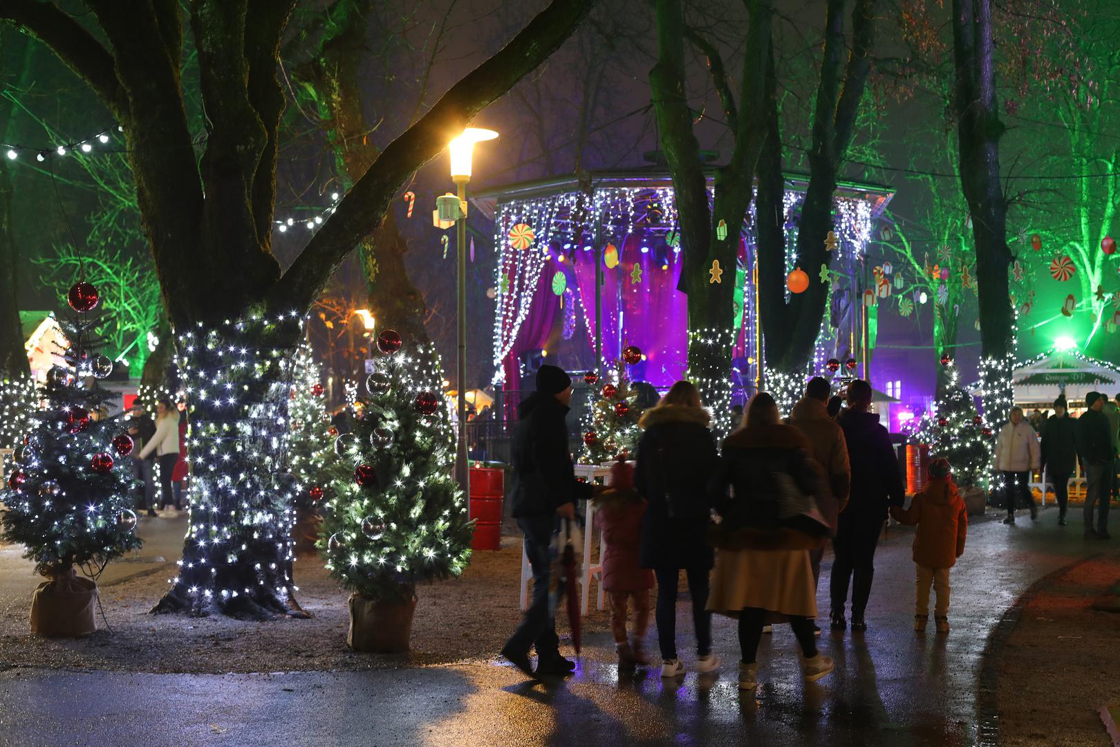 16.12.2022., Karlovac - Svecano otvorenje manifestacije Advent u Karlovcu. Osim bogate ugostiteljske i zabavne ponude po prvi puta posjetitelji ce u sklopu Adventa moci uzivati na klizalistu i sanjkalistu. Photo: Kristina Stedul Fabac/PIXSELL