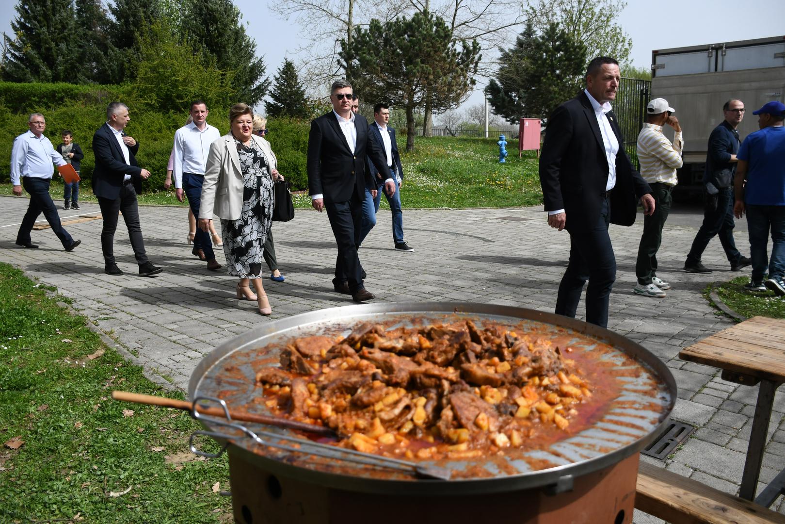 01.04.2024., Gradec  -  Predsjednik Republike Zoran Milanovic prisustvovao je paljenju Vuzmice u dvoristu Zupne crkve Ranjenog Isusa, te je obisao izlagace na manifestaciji 'Uskrsni obicaji gradeckoga kraja' Photo: Damir Spehar/PIXSELL