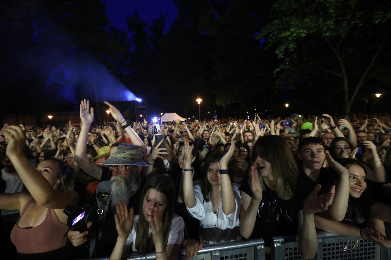 Gobac je ranije pojasnio i zašto su odabrali upravo tu lokaciju za koncert. - Mi smo svi iz tog kvarta, ja sam išao u školu u Trnsko, a moj skoro cijeli bend je iz Sigeta. Počeli smo u garažama koje se naslanjaju na Park mladenaca i nekak' smo uvijek htjeli tam' napraviti koncert - rekao je roker. 