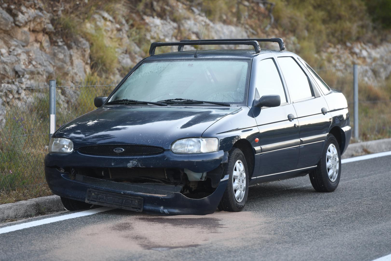 08.06.2021., Vrpolje - Automobil naletio na kamen koji je uslijed potresa pao na cestu kod Vrpolja. Photo: Hrvoje Jelavic/PIXSELL