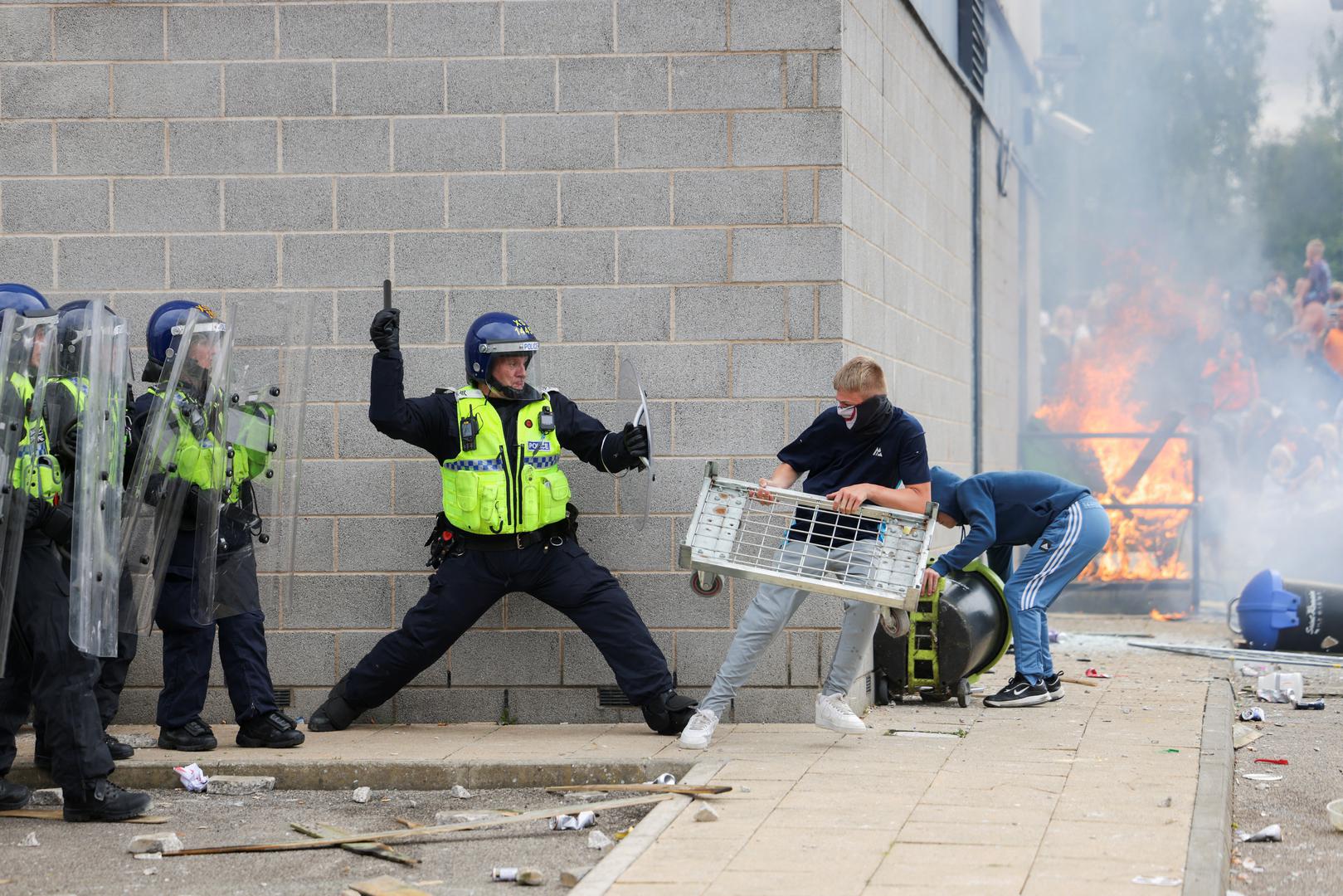 A police officer clashes with a protestor outside a hotel in Rotherham, Britain, August 4, 2024. REUTERS/Hollie Adams Photo: Hollie Adams/REUTERS