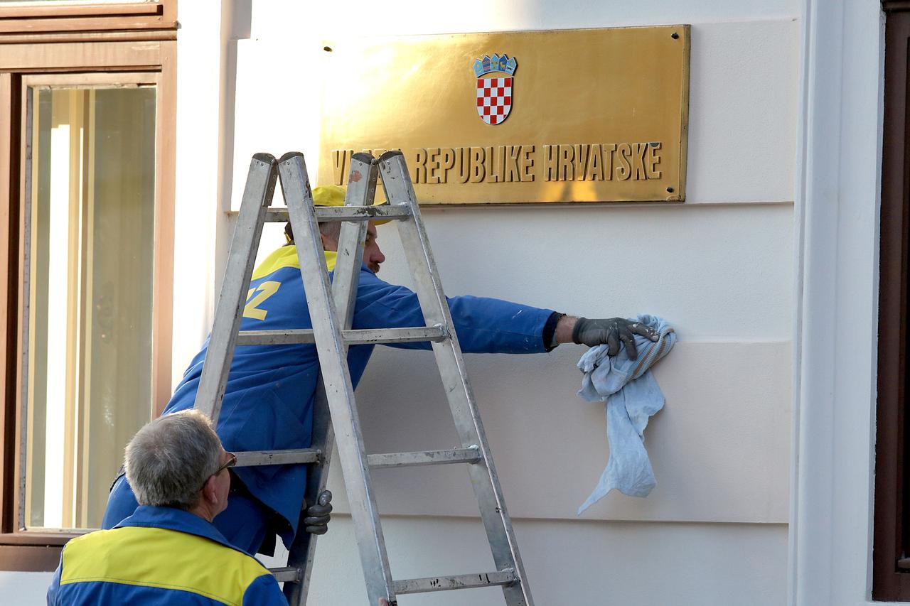 05.12.2013., Zagreb - Radnici Gradske plinare ciste plocu Vlade RH koja je zaprljana kod postavljanja novih lampi na Banske dvore.  Photo: Patrik Macek/PIXSELL