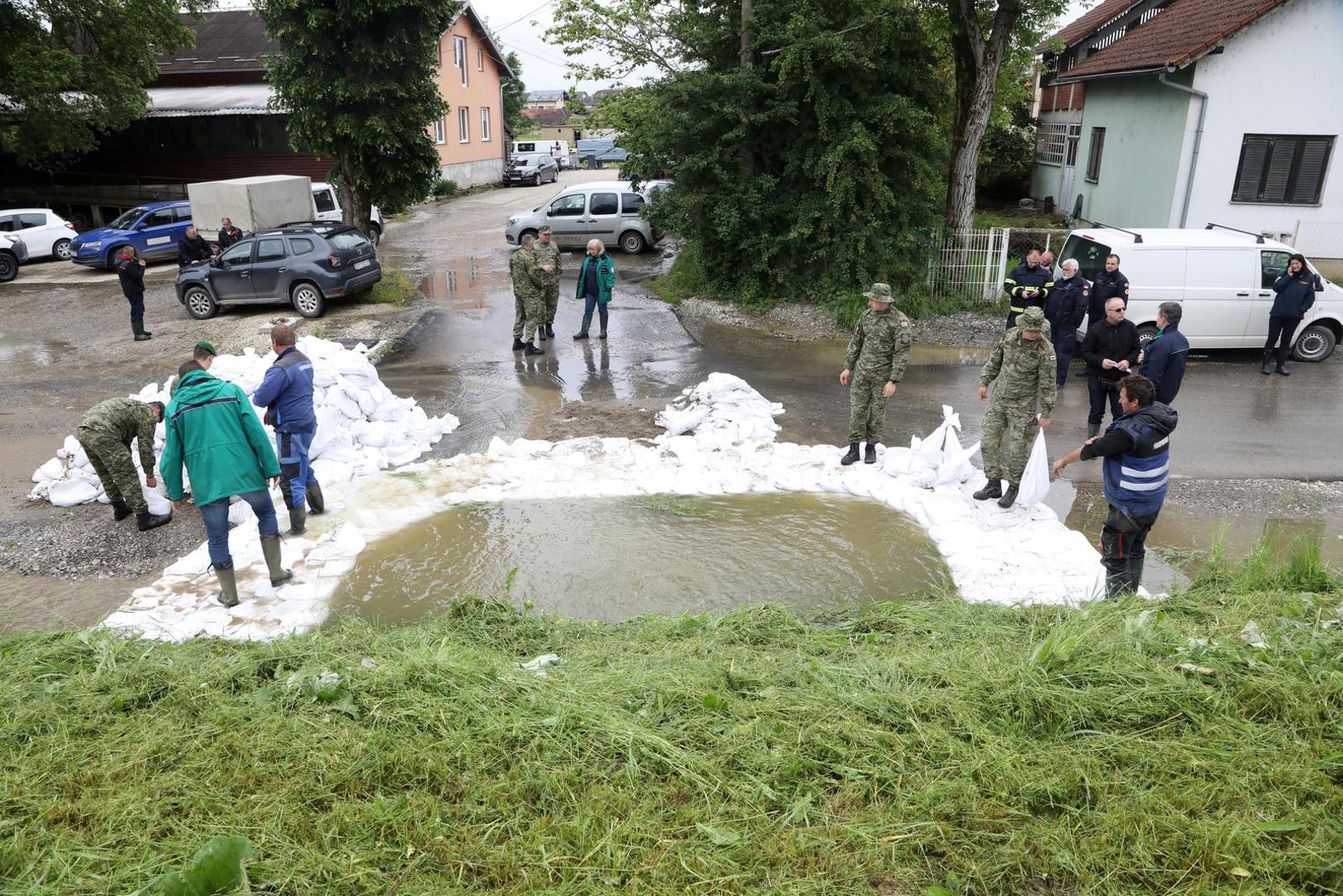 19.05.2023., Petrinja - Doslo je do probijanja rijeke Kupe kroz kanalizacijski sustav u Ulici Antuna Mihanovica te je poslana vojska kako bi se osiguralo mjesto gdje je probila voda. Photo: Edina Zuko/PIXSELL