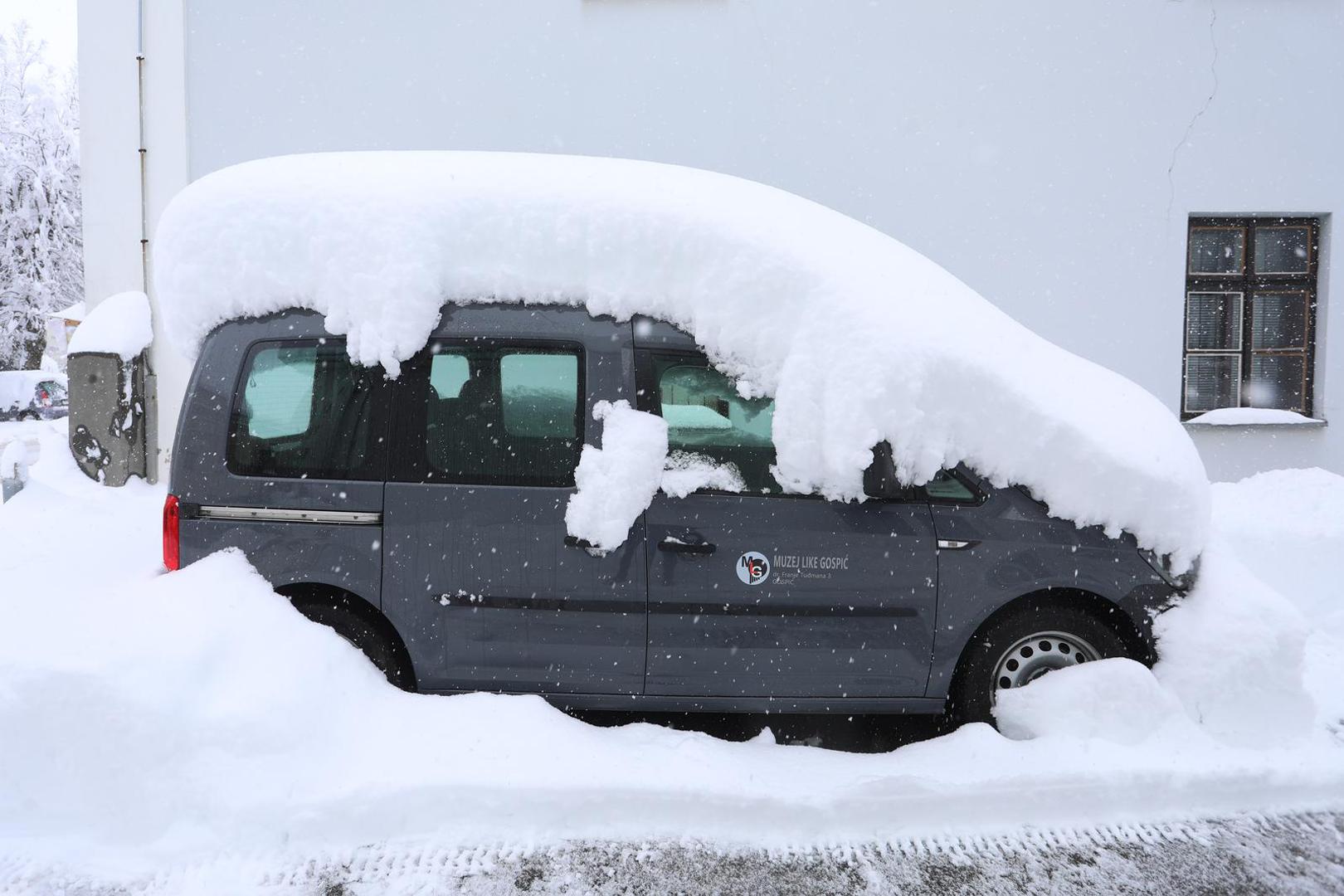 27.02.2023, Gospic - Novi snijeg blokirao je Gospic u kojem je izmjereno 70 centimetara snijega. iako se prometnice redovito ciste prometuje se otezano. Photo: Kristina Stedul Fabac/PIXSELL