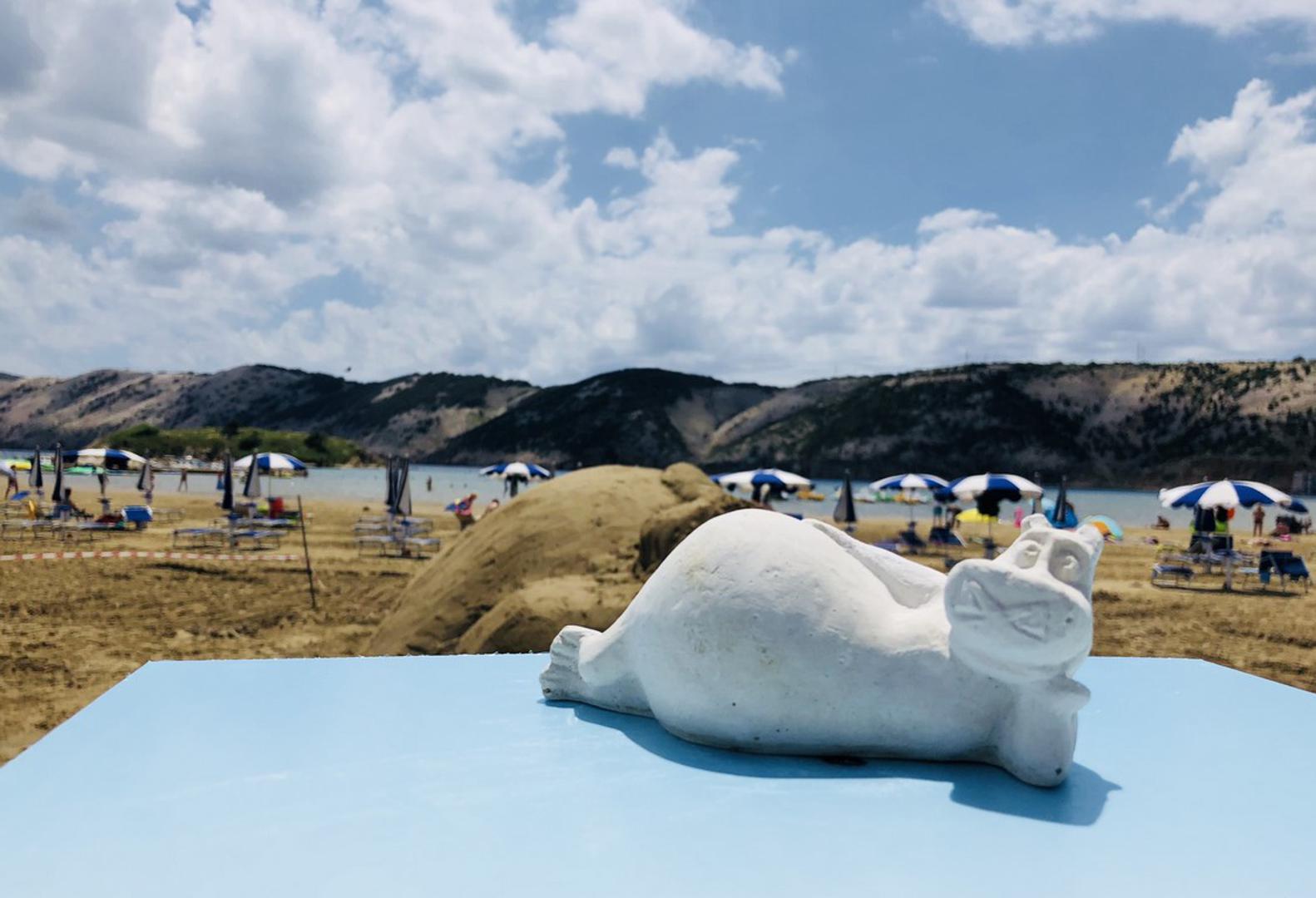 Festival skulptura u pijesku započet je 2012. godine inicijativom akademskog slikara prof. Zlatka Kauzlarića Atača u suradnji Turističke zajednice općine Lopar i Akademije likovnih umjetnosti u Zagrebu.