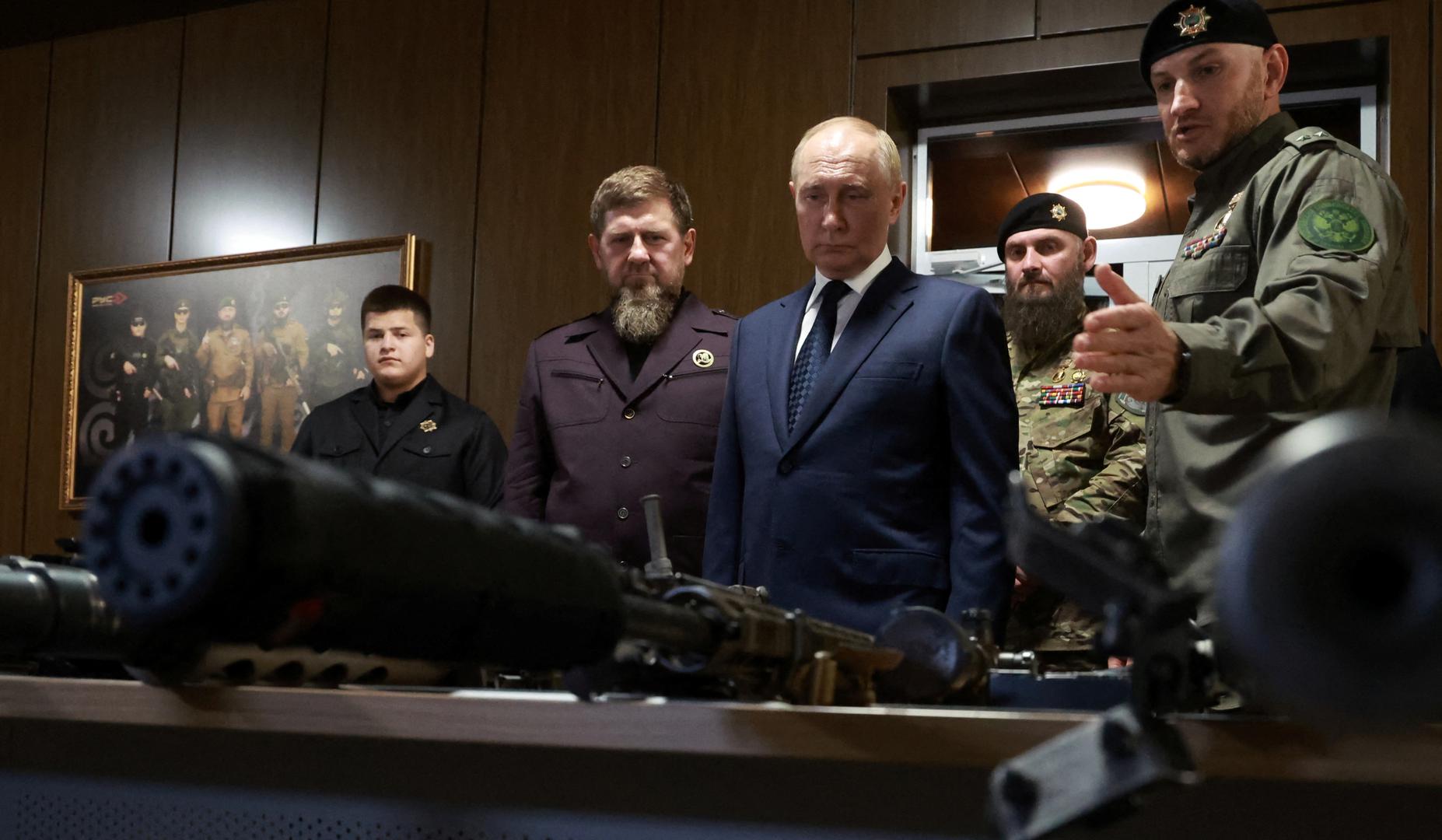 Russia's President Vladimir Putin and head of the Chechen Republic Ramzan Kadyrov look at weapons that were said to be captured during Russia's military campaign in Ukraine, as they visit the Russian Special Forces University in Gudermes, Russia August 20, 2024. Sputnik/Vyacheslav Prokofyev/Pool via REUTERS ATTENTION EDITORS - THIS IMAGE WAS PROVIDED BY A THIRD PARTY. Photo: VYACHESLAV PROKOFYEV/REUTERS