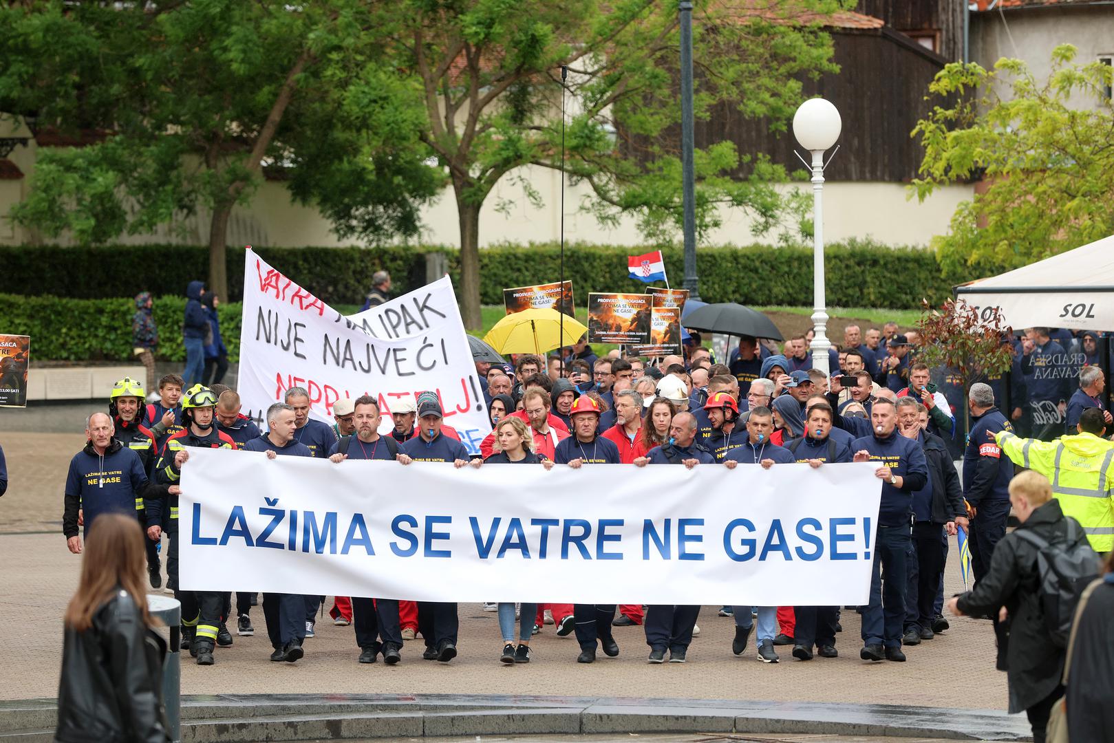 03.05.2024., Zagreb - Koordinacija sindikata i udruga profesionalnih vatrogasaca organizirala je prosvjed vatrogasaca na Trgu sv. Marka.  Photo: Sanjin Strukic/PIXSELL