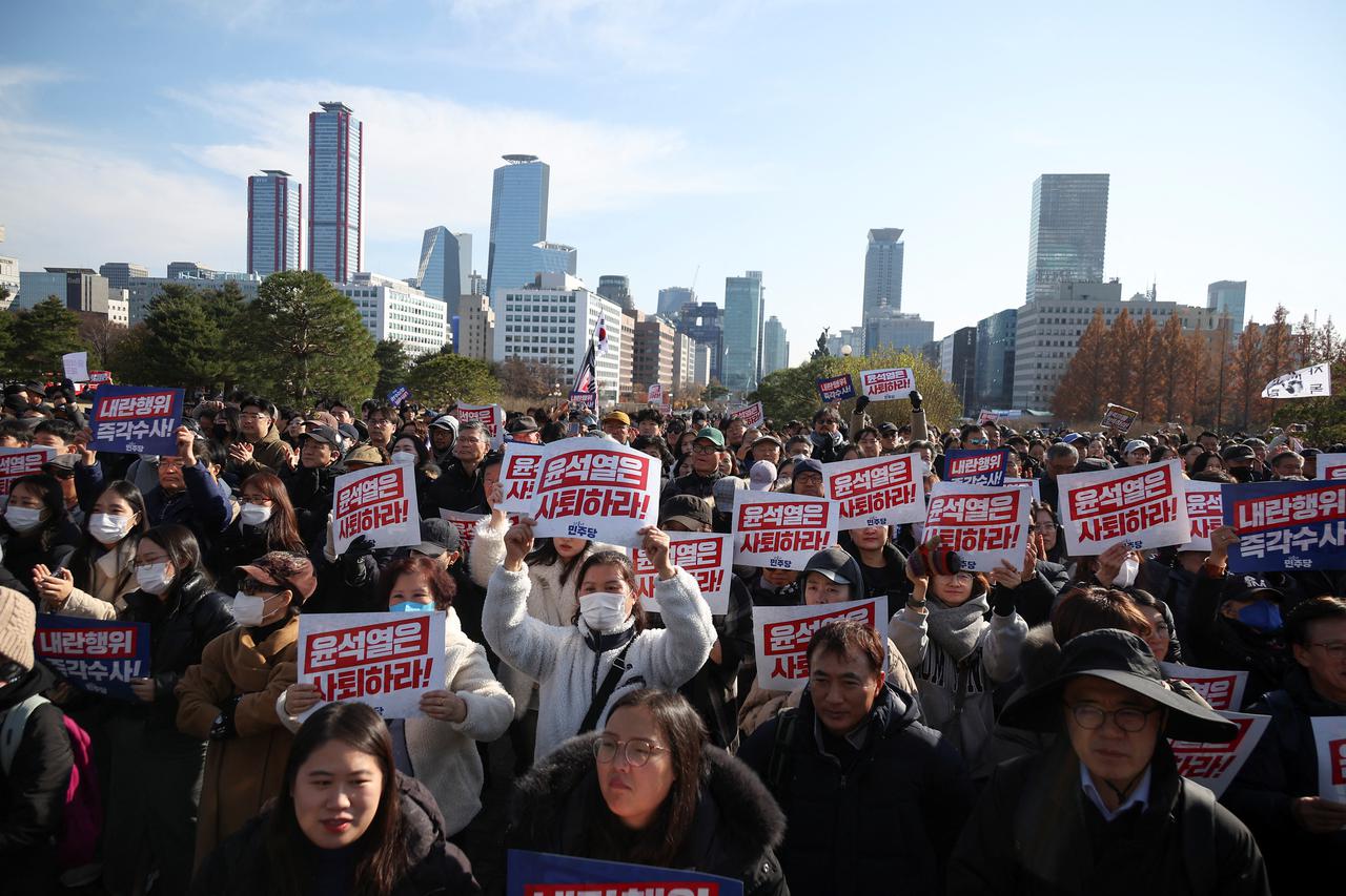 People take part in a rally calling for expelling South Korean President Yoon Suk Yeol in Seoul