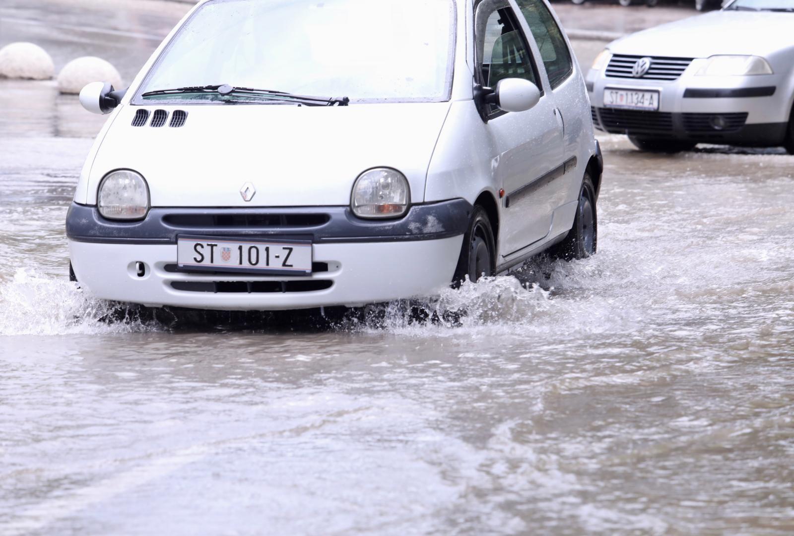 27.08.2021., Split - Obilna kisa tijekom poslijepodneva splicanima donijela probleme.
Photo: Ivo Cagalj/PIXSELL