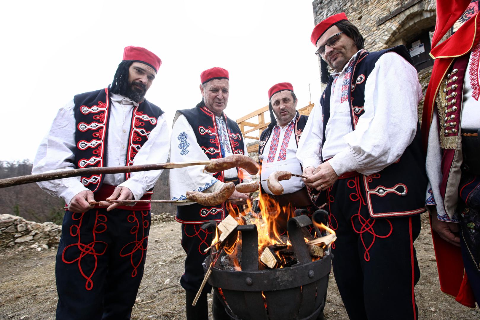 05.02.2022. Sveti Ivan Zelina - Ekipa Vecernjeg lista snima igrano-dokumentarni film o zumberackim uskocima na rusevinama starog grada Zelingrad (Burg). Na snimanju su ucestvovali Zumberacki uskoci, Zelingradski vitezovi, Petra Balija, Antonio Tatar, Marin Penavic, Matej Pavelic, Marin Matijevic.  Photo: Boris Scitar/Vecernji list/PIXSELL/PIXSELL