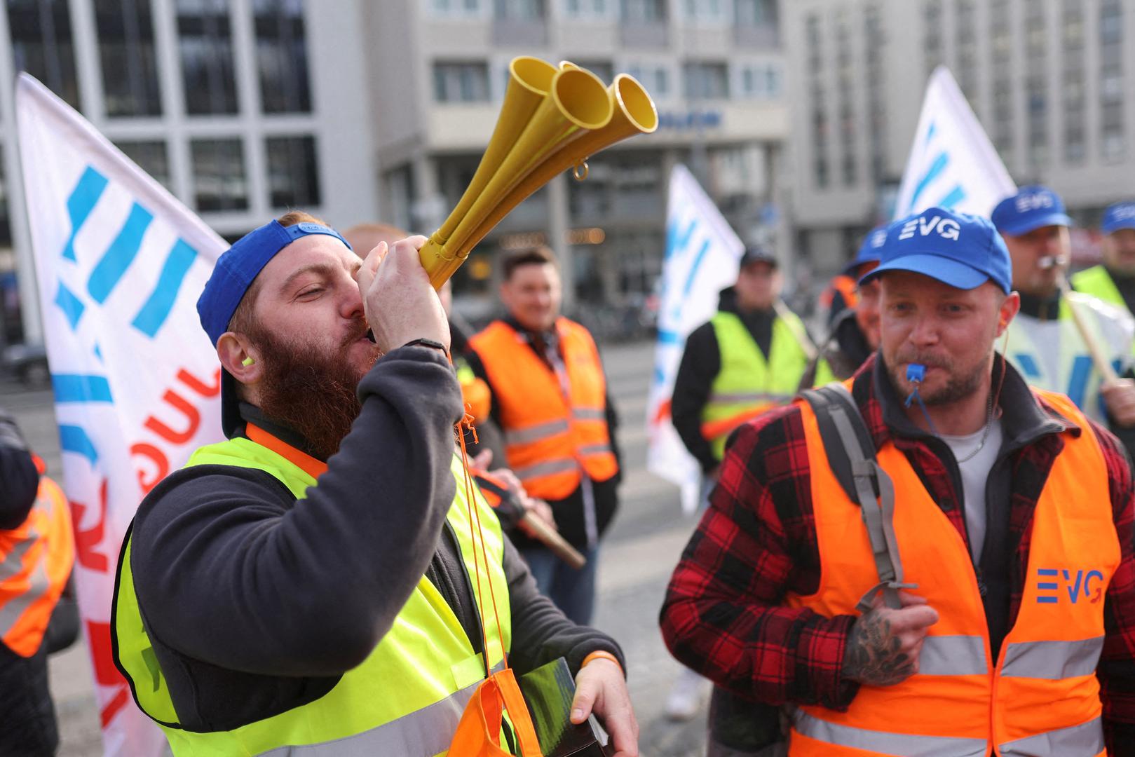 Railway workers protest in front of the Cologne Central Station during a nationwide strike called by the EVG rail and transport union over a wage dispute, in Cologne, Germany, April 21, 2023. REUTERS/Thilo Schmuelgen  REFILE - CORRECTING UNION NAME Photo: Thilo Schmuelgen/REUTERS