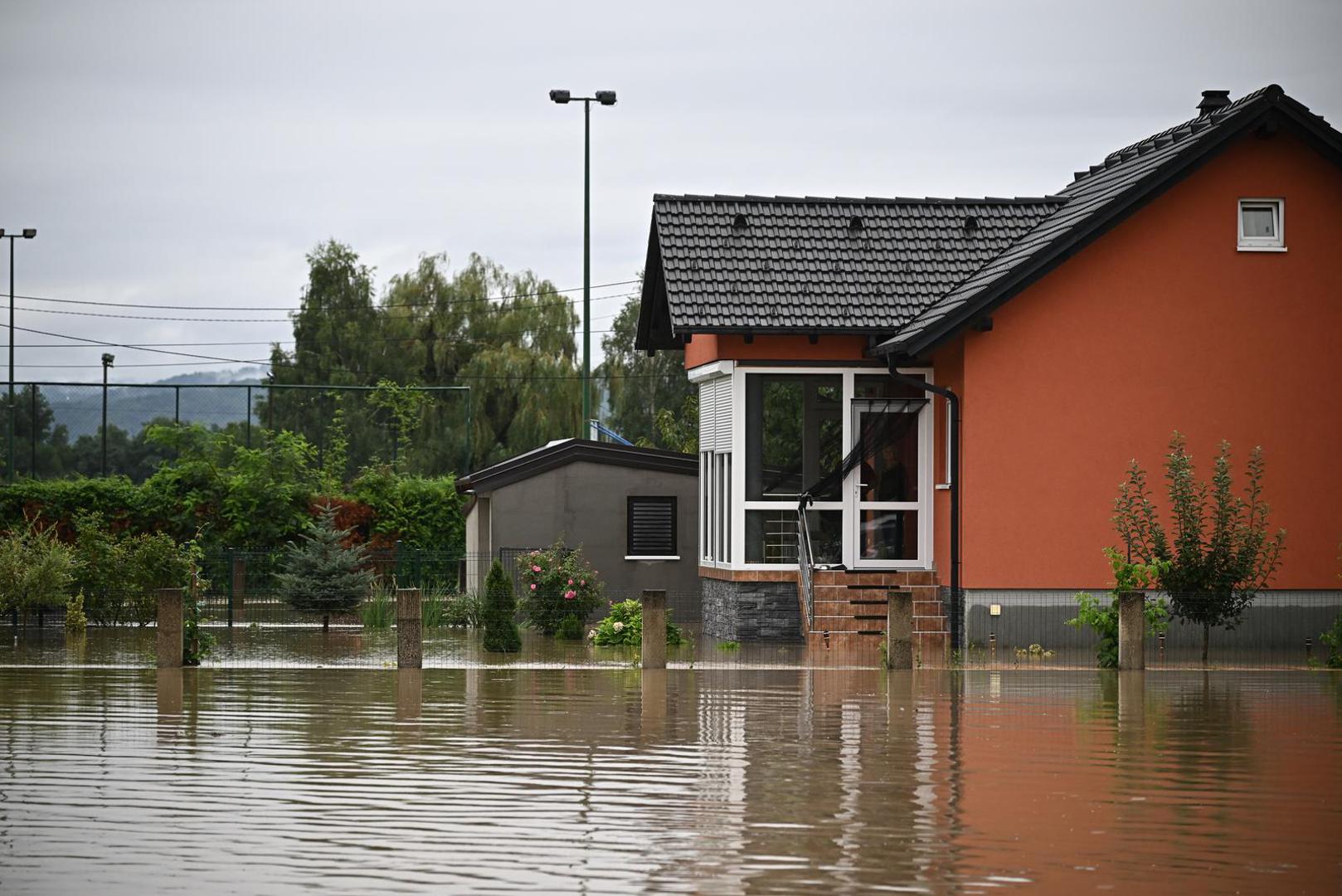 05.08.2023., Drenje Brdovecko - Zbog izlijevanja rijeke Save, voda prijeti kucama u Drenju Brdoveckom. Photo: Davor Puklavec/PIXSELL