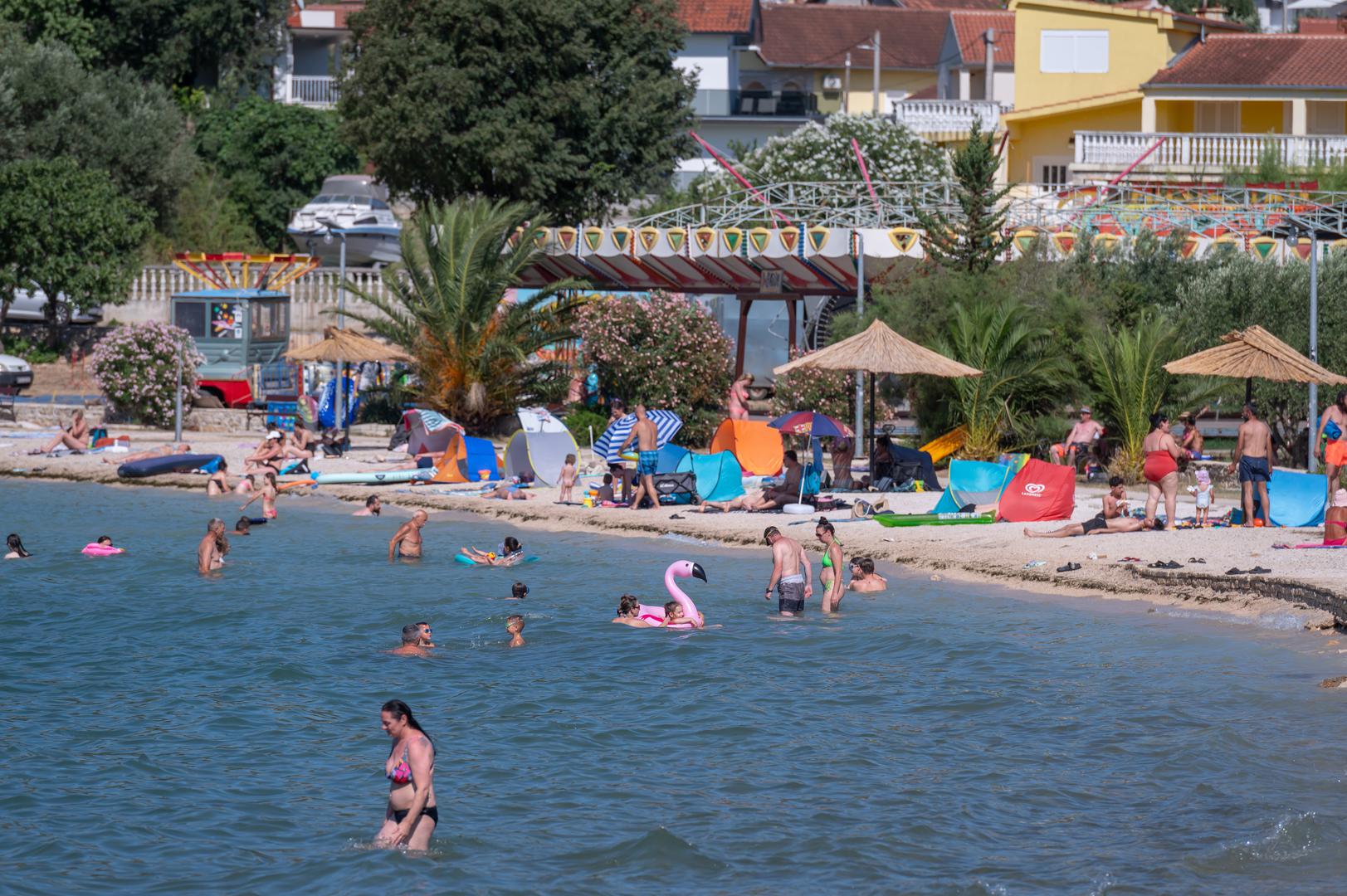 U CENTRU mjesta klinci uživaju u lunaparku, na plaži se može unajmiti i jet-ski, a posebno veselje je posjet
magarcu Roku, gore u OPG-u Way