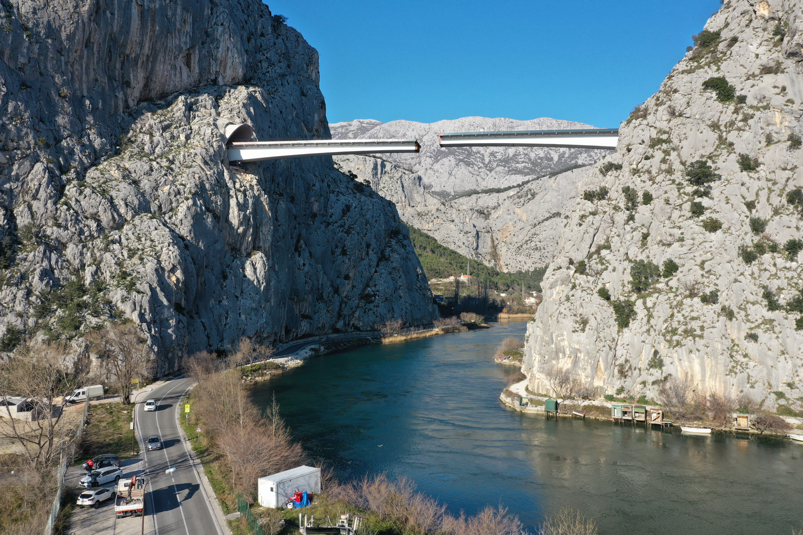 09.02.2023., Omis - Spajanje mosta iznad rijeke Cetine kod Omisa na 70 metara nadmorske visine koji je dio omiske zaobilaznice. Omiska obilaznica jedan od najvecih infrastrukturnih objekata u Splitsko-dalmatinskoj zupaniji, a zaobilaznicu ukljucuju dva tunela i most preko Cetine, tunel Komorjak dug vise od 600 metara, a Omis vise od 500 metara, dok ce most biti u duzini od 216 metara. Investitor je tvrtka Hrvatske ceste, koja je za prvu fazu brze ceste Split - Omis izdvojila 174,5 milijuna kuna, a s radovima se pocelo u rujnu 2019.  Photo: Matko Begovic/PIXSELL