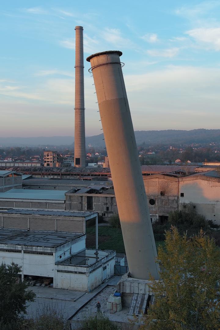 S obzirom da dimnjak i dalje ne želi pasti, građani su sada u strahu da bi se mogao nekontrolirano sam srušiti u jednom trenutku, i izazvati veliku štetu.
