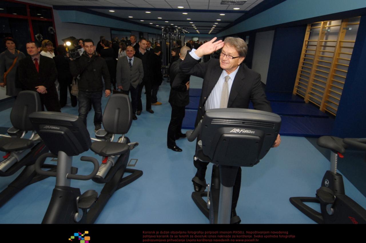 '13.12.2012., Daruvar - U sklopu Daruvarskih toplica danas otvoren visemilijunski vrijedan najsuvremeniji Fitness centar, a kojemu je kum postao trener svih trenera Miroslav Ciro Blazevic. Medju brojn