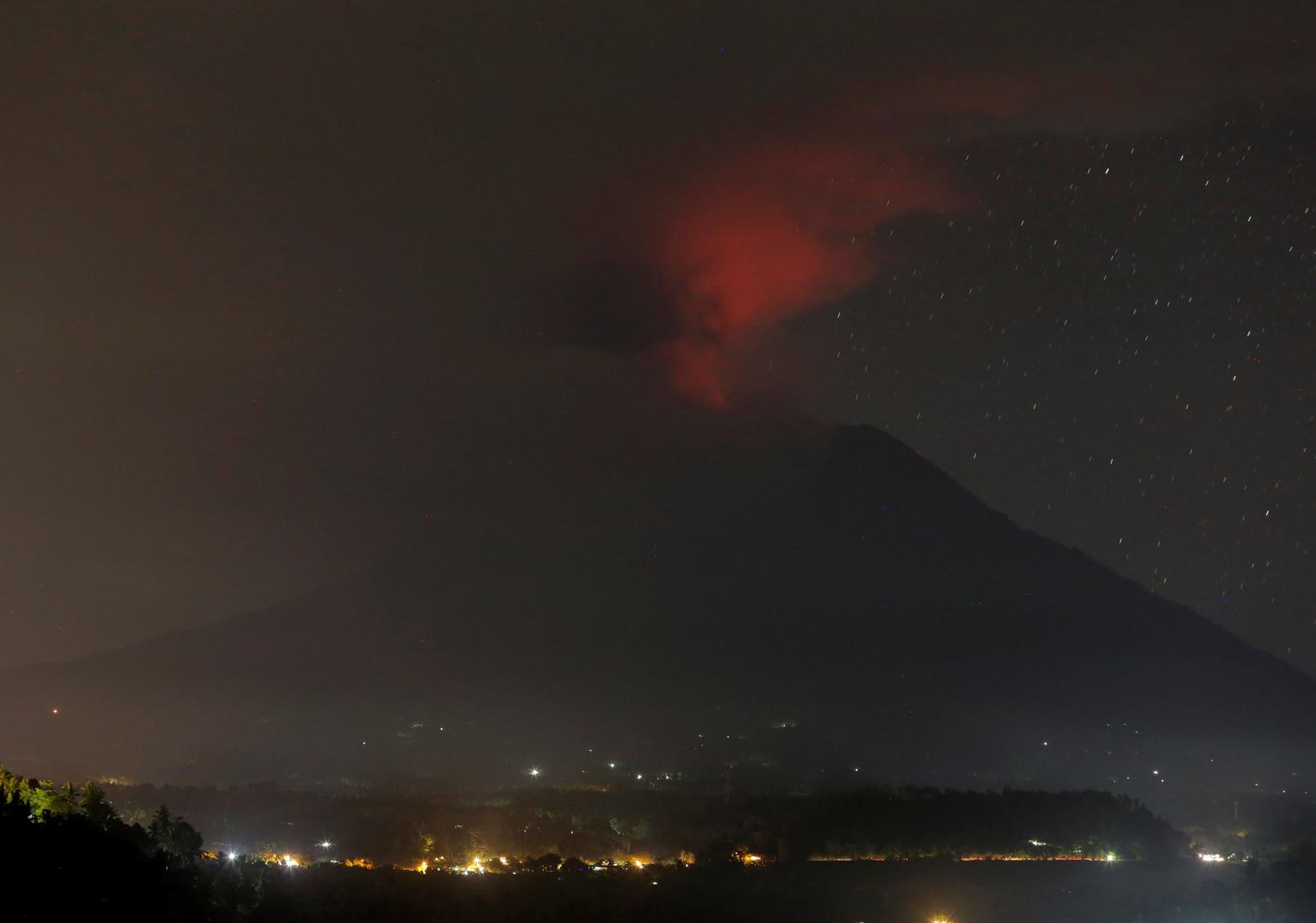 Letovi u Bali otkazani su ili preusmjereni iz nekoliko gradova u Australiji, Nizozemskoj i Maleziji u subotu navečer i rano nedjeljno jutro zbog erupcije vulkana, a iz avio kompanija upozorili su putnike da su zbog kretanja oblaka pepela i dima uvjeti za letove vrlo nepredvidivi i podložni promjenama te time i nesigurni.