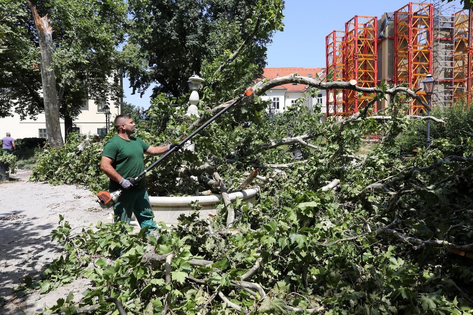 U otklanjanju posljedica nevremena bile su angažirane sve raspoložive snage žurnih službi (vatrogasci, policija i hitna medicinska pomoć), pripadnici civilne zaštite i komunalnih službi, a i građani su se sami organizirali i pomogli u raščišćavanju i uklanjanju granja i raznih predmeta s prometnica.