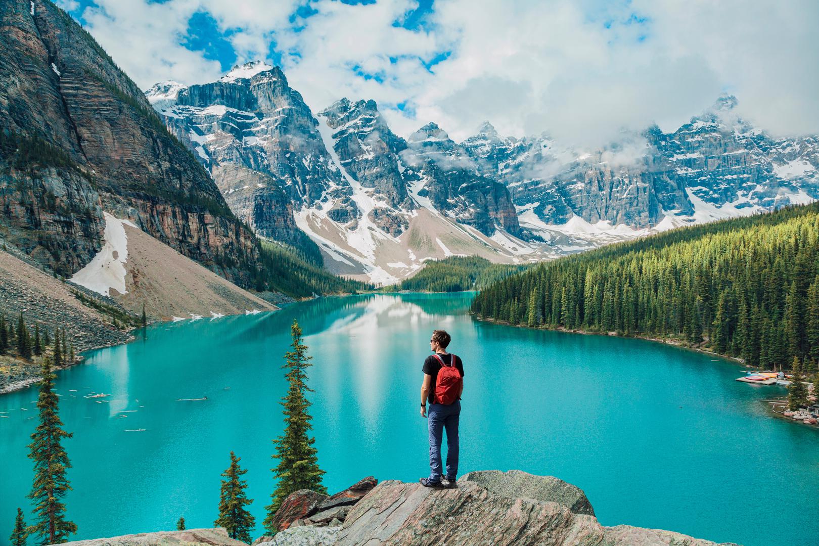 Banff, Kanada: Za ljubitelje zimskih mirisa, Banff je opisan kao mjesto koje miriše na Božić, zahvaljujući mirisu borova koji prožima zrak.